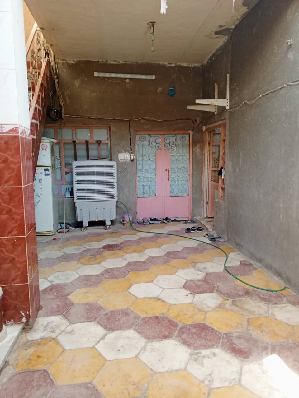 السلام عليكم بيت البيع مساحته ١٧٥ بحي الحسين الثالثه نقطه داله بشارع البرج قرب مجمع بركات جوادين وهذا رقم أبو البيت *********** التواصل
