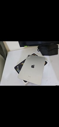 ايباد برو M4 • بطارية ٨٨% • ملحقات كاملة