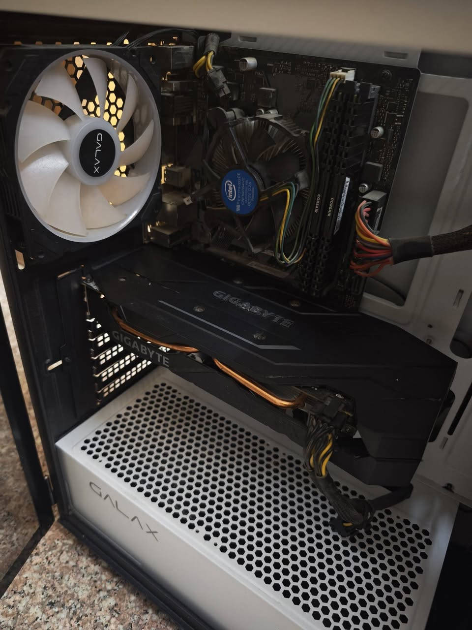 core i5 9400f
ram 2*8 crosir
ssd 128 
hdd 1tb 
gpu rtx 2060 6gb gigabyte
psu 600watt
case galax 
m.b asus 
للبيع بسعر 650 الف 
***********
مكاني عطيفية
