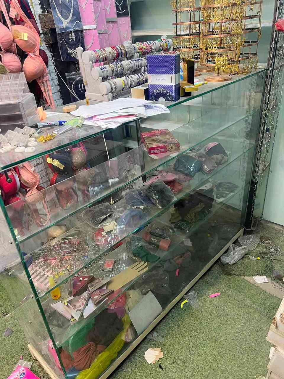 رفوف جدار مع سكك رف جام مع ميز جام للبيع ***********
