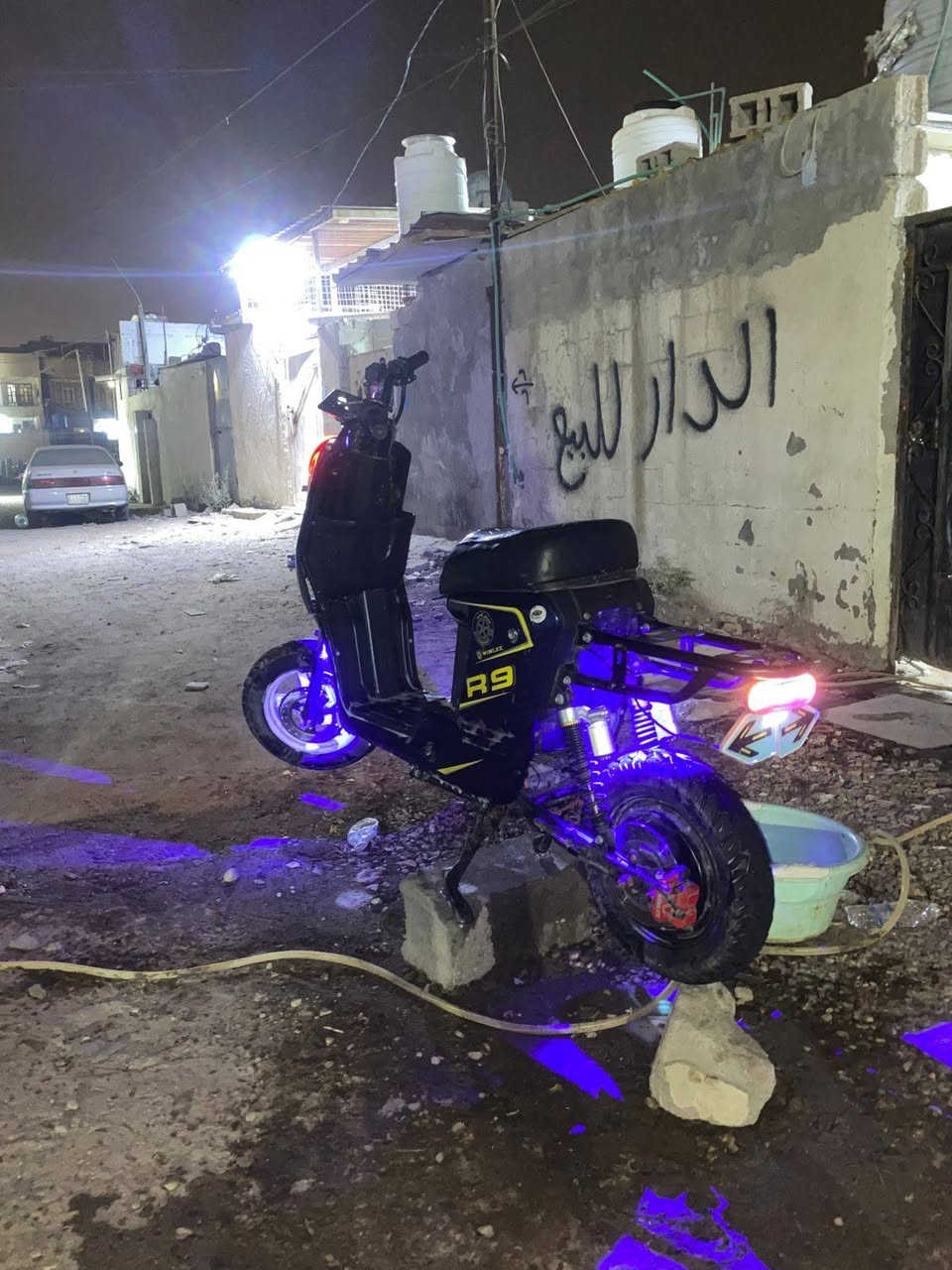 دراجه R9 للبيع بطاريات جدد ملف 1200 كلشي شغال شاحنه مالتها البلاديه بس الكشن الكدام مكسور ودراجه كفاله السعر 300 وبيها مجال *********** المكان قبله حي المهندسين
