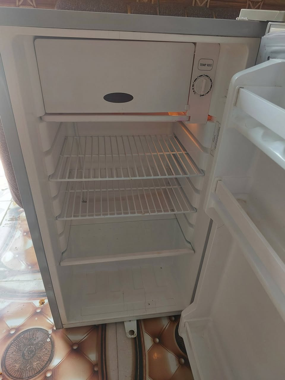 ثلاجه مكيف شرط شغل ثنينهن 350   ***********
