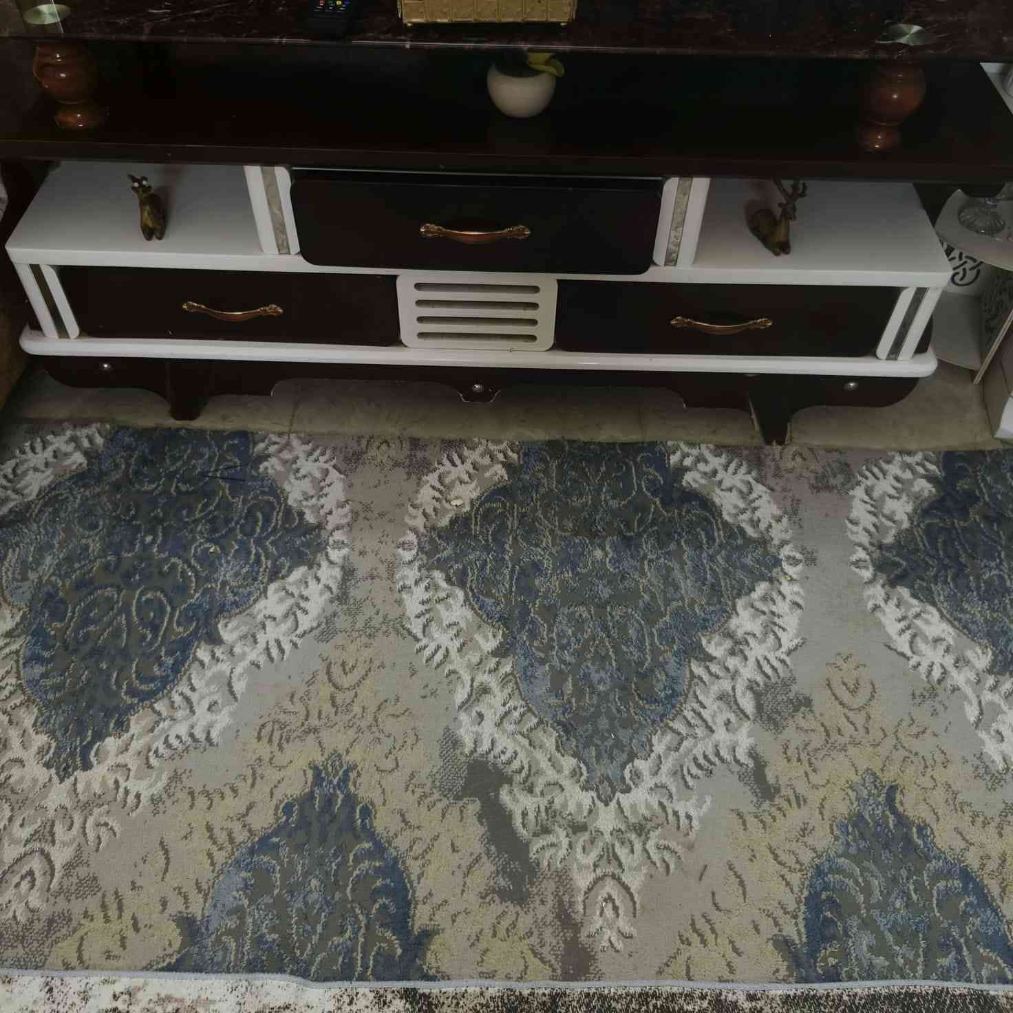 تخم حرف L وميز مال تلفزيون وجربايتين مهات نفر نفس لون ستفسار***********
