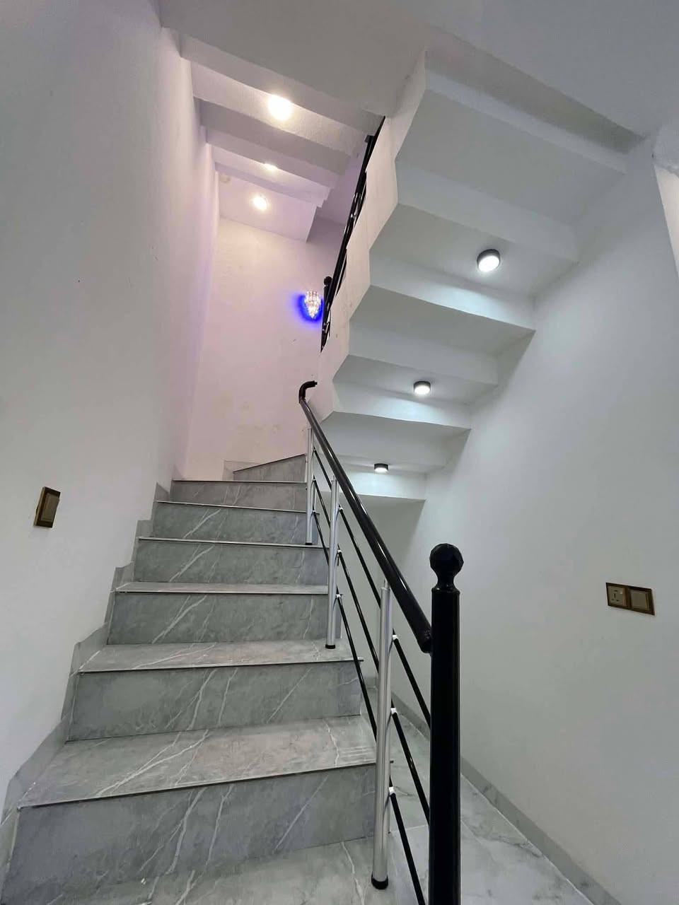 🏡 دار للبيع في حي السماح – الأساتذة
🔹 المساحة: 160 متر  
🔹 الواجهة: 11 متر  
🔹 البناء: حديث – سند طابو زهور (شرط تحويل)  
🔹 مكوّن من طابقين  

الطابق الأرضي:  
كراج + هول + استقبال + مطبخ + غرفتين نوم (سويت) + صحيات  

الطابق الثاني:  
4 غرف نوم (منها غرفة سويت) + هول + صحيات + بيتونة + سطح كاشي  

📞 للاستفسار
***********
***********
📍 عنوان المكتب: حي البكر سايدين الكنيسة مجاور معهد النجاح  
عقارات أرض الملوك
