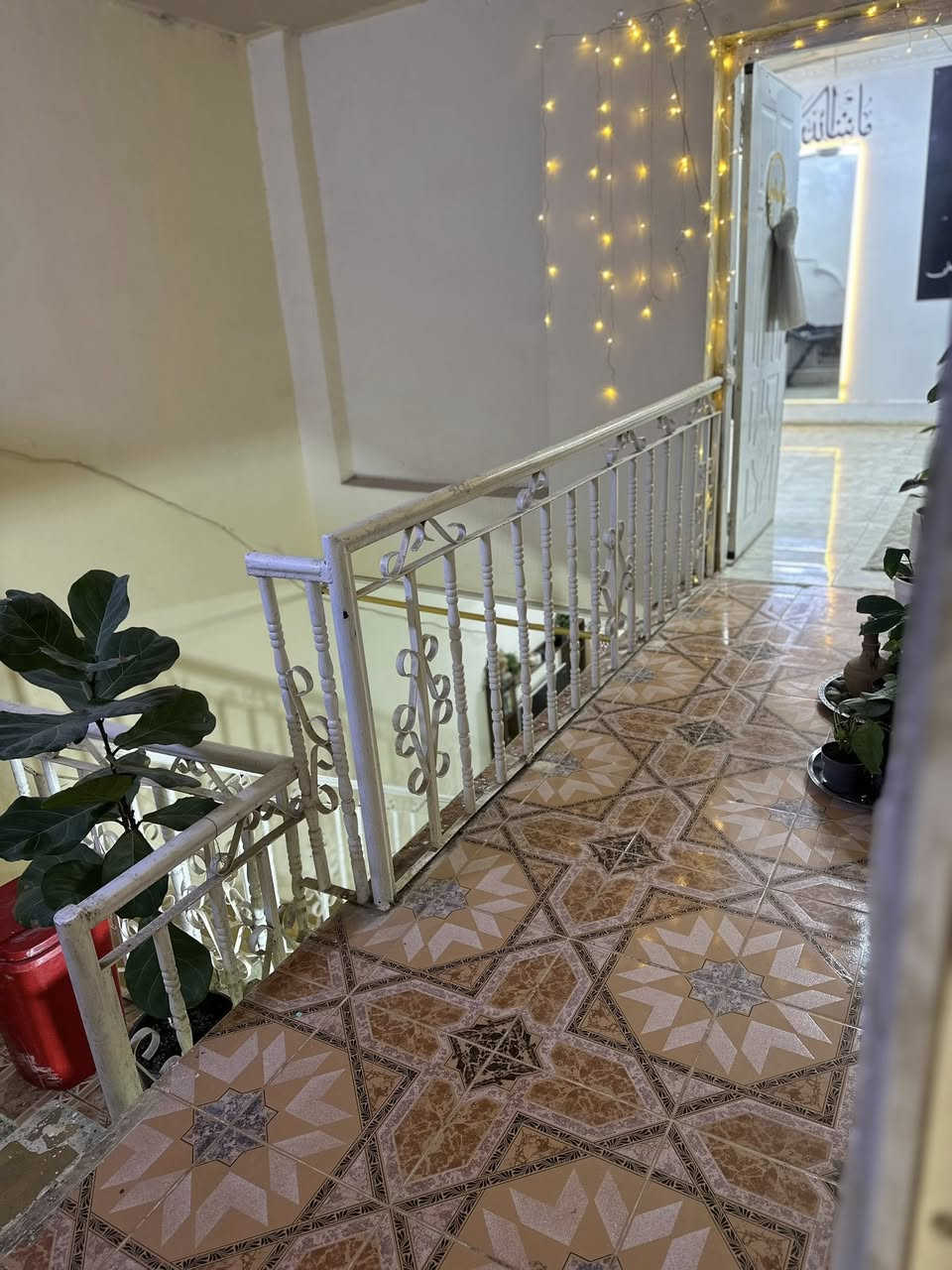 بيت 100م ركن للبيع  حي الفرات شارع الجامع عقيلة زينب 10*10 متكون من طابقين الطابق الاول طارمة مع صحيات مع مطبخ خارجي الداخل متكون من استقبال وصاله وغرفة وحمام غربي الطابق الثاني غرفتين وسطح للاستفسار ***********
