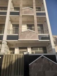 يوجد حاليافي بغدادالجديده شارع الملجا مشتمل للبيع ثلاثه طوابق مساحته ٦...