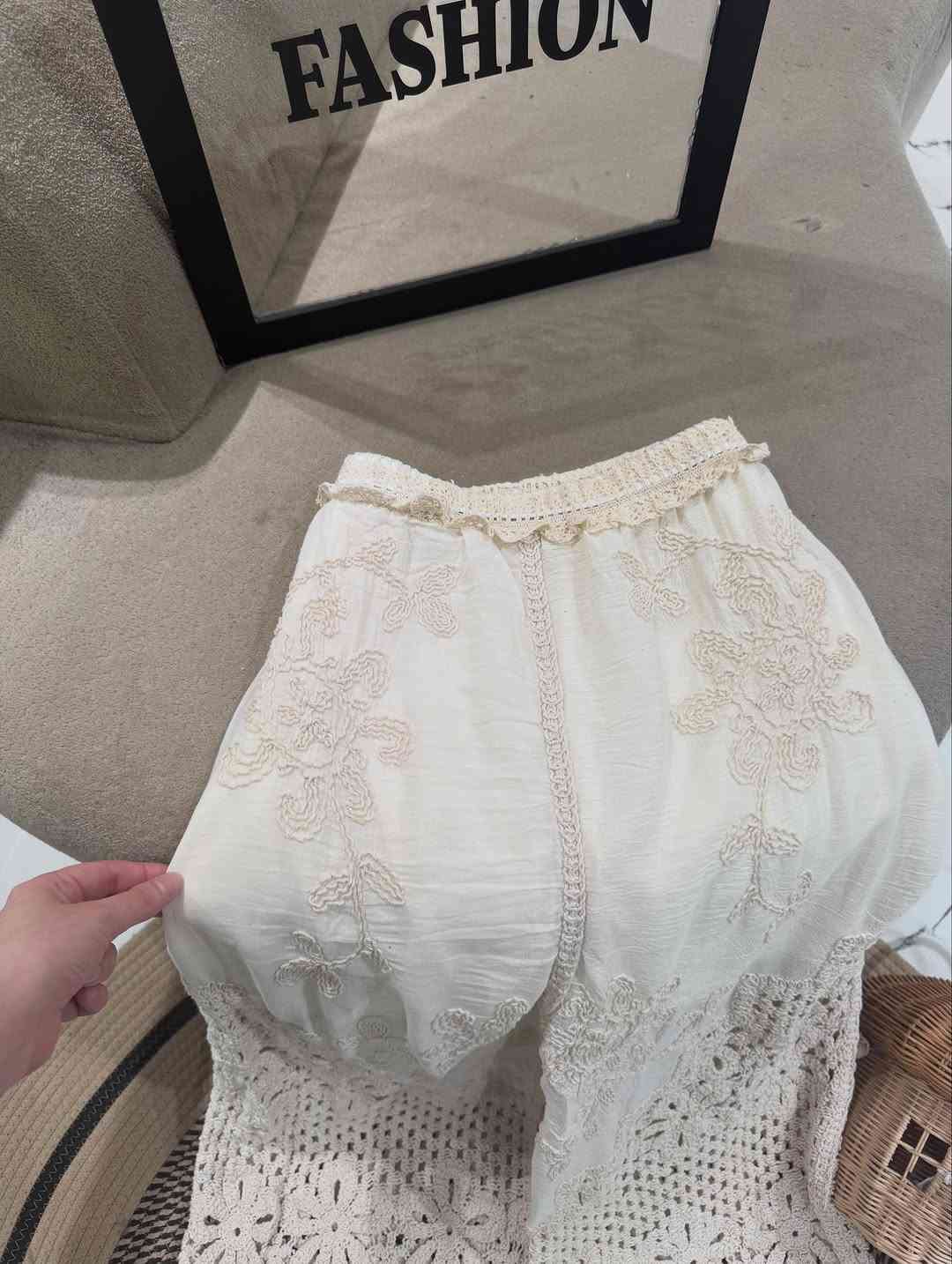 سوت كيبور كوالي عالي بتفاصيل مختلفة 
قطعه مختلفه وفخمه باللبس 🙂‍↔️✨
طول القميص 65cm غير مبطن 
بنطرون كيلوت بتصميم كيبور بتبطين داخلي من منطقة الورك
قياسات 38-44
ستندر 
قطع محدوده 
#اكسبلور_فولو #اكسبلورر #اكسبلور_explore #اكسبلور_العراق_السعوديه_الاردن_ايران_الكويت_طق_لايكات_كومنت_يلاا💙#اكسبلور_ضيفونا


**إذا كنت صاحب هذا الإعلان وتريد حذفه لأي سبب، رجاءا أرسل رسالة إلى الدعم الفني**