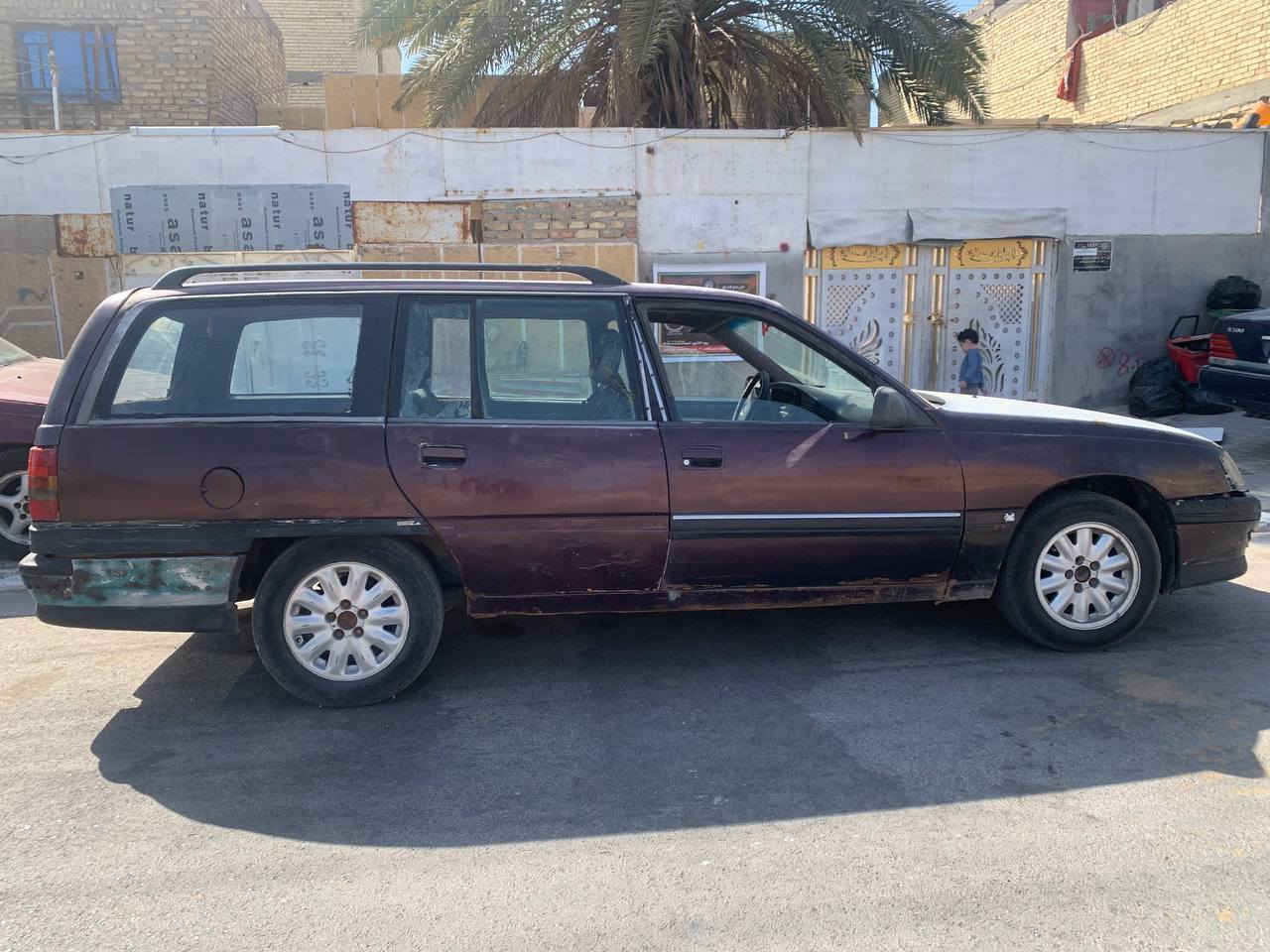 السلام عليكم ابول اوميكا موديل  1993  باسمي تحويل ثاني يوم كير ومحرك بطه جدد تخم تاير جديد سياره جاهزه كبل للشارع 
ب 20 وبيه مجال 
اتصل ودلل 
***********
