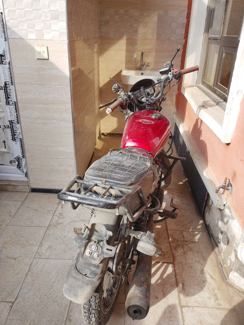 سلام عليكم دراجه ايراني موديل 25 لبيع نقص بيه بس بكلايت خلفي اشاره اماميه وخلفيه صفحيات مال تانكي شوفت عينك هاهيه كلشي شغل سلف وهندر أوراق كامله مكاني دوره مهديه ثانيه رقمي فقط واتساب خابرني متواجد ***********
