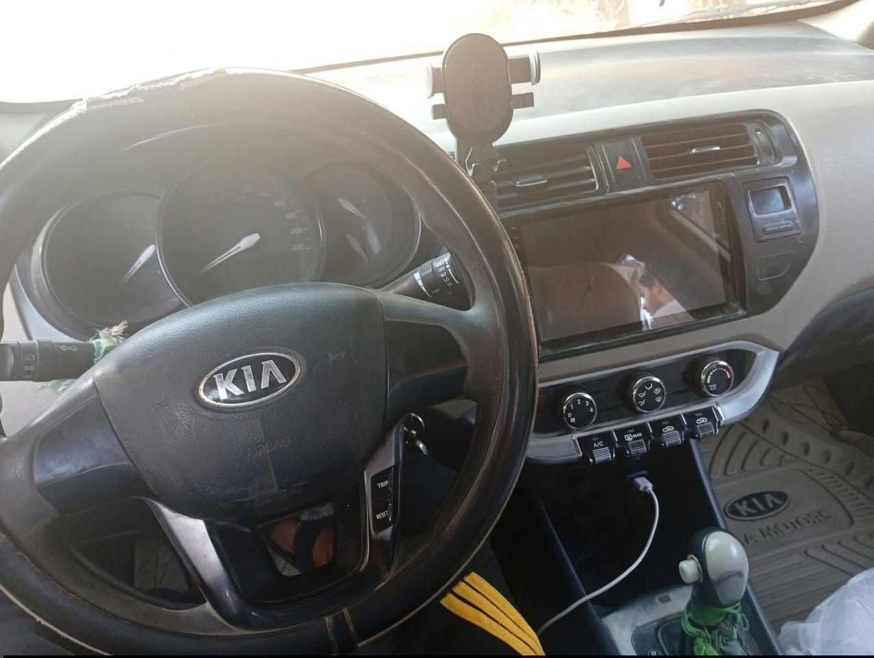 كيه ريو للبيع موديل ١٥  مبدل بيه بنيد وبيه مكنات معجون بسيطه بل جملغ والباب الخلفي سياره مكيه وكير وحداديه خير من الله تبريد شغال السعر ٧٧ وبيه مجال بسيط *********** الدوانيه حي الفرات
