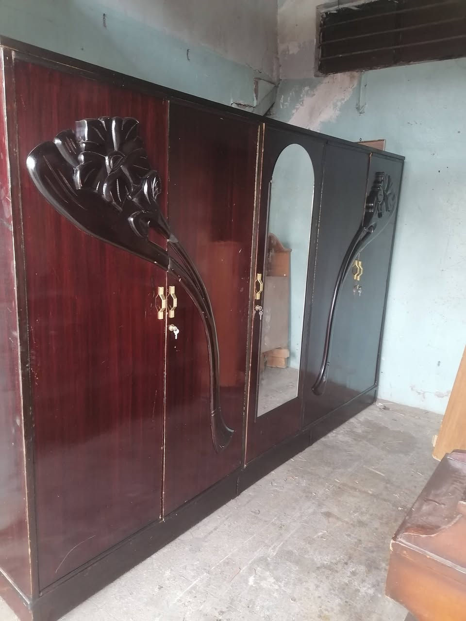 قنصور ٥ ابواب نظيف جدا شغل ثقيل
ميز تواليت نظيف جدا جدا شغل ثقيل
زاوية ملابس نظيفة جدا
***********
