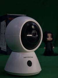 كاميرا مراقبة داخلية ذكية من نوع HEIYOUCAM، وهي مصممة لمراقبة المنازل،...