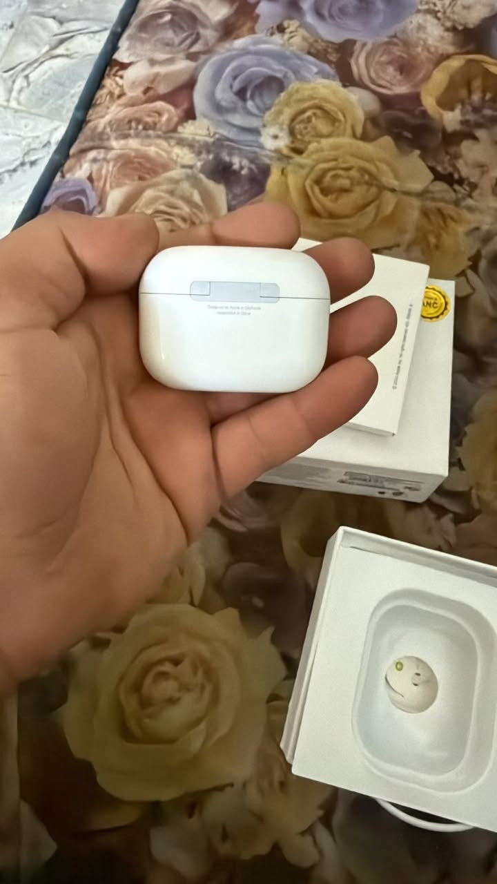 مرة خصت ادمن سمعات جيل ٣ ايربود  مستخدمة شي قليل فول نضفة السعر ١٧٥ ارقم اتصل ***********
