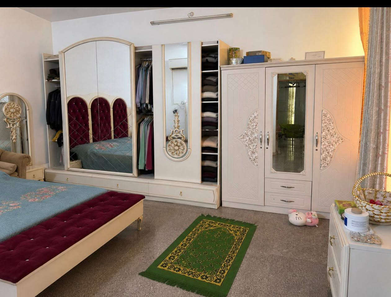سلام عليكم غرفة تركية كاملة وطبلة وكنتور وباقي الملحقات بالصورة نضيفات 90% بس تراب عليهن السعر 950 وبي مجال المكان نجف حي الجامعة التواصل ماسنجر او ***********
