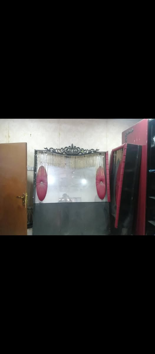 *********** تفاصيلها 
غرفه اربع خانات
ثلاث بيبان
جربايه كامله
زوايه اثنين
وميز ابو مرايه فقط المرايه باقيه  
 تحتاج تركيب ترجع جديد سعر 350 بيها مجال
