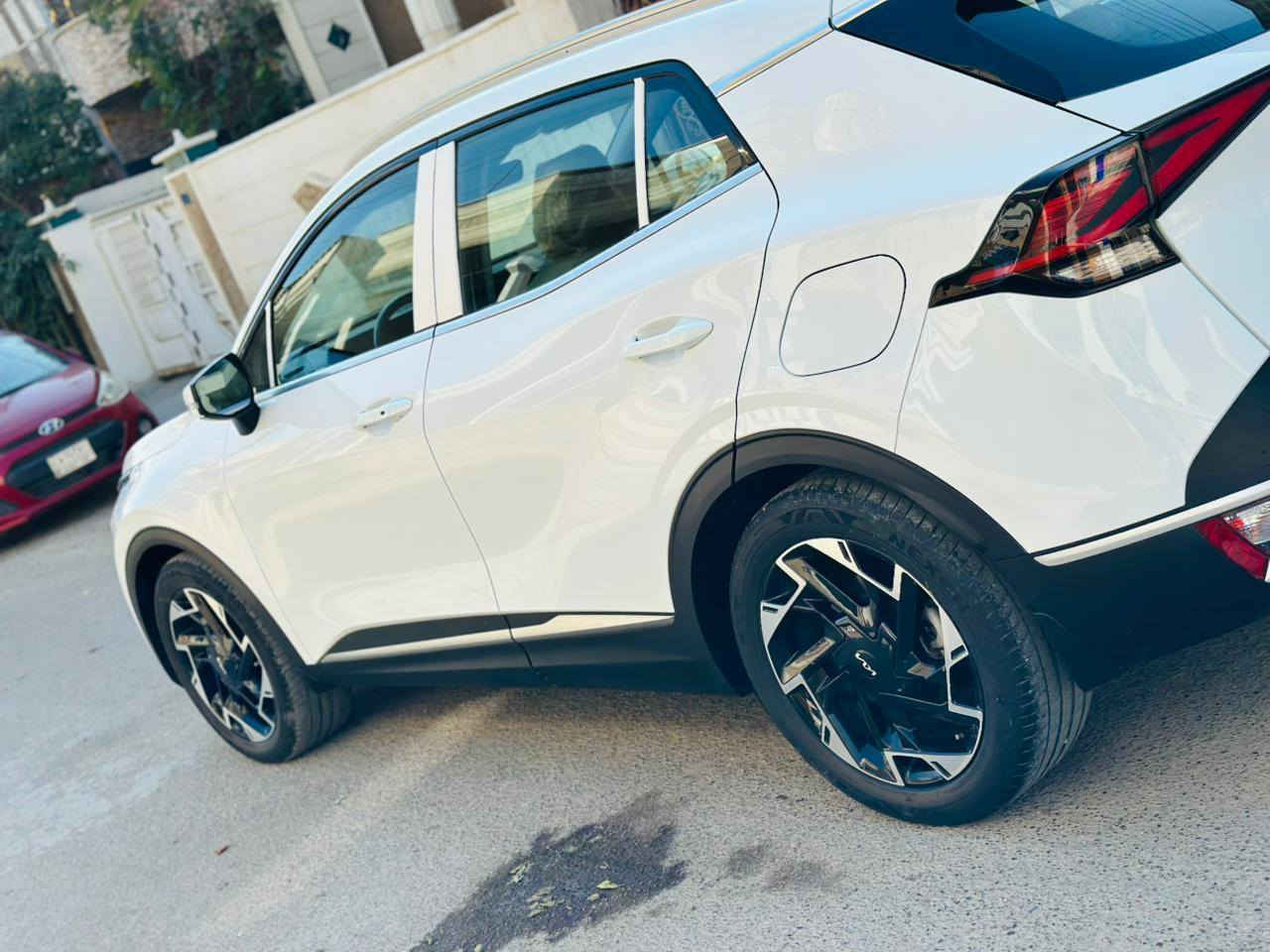 السلام عليكم ورحمة الله للبيع سيارة سبورتج 2023 خليجي الويل الجبير المرغوب 19 فول مواصفات ماعدى البانورما 
سيارة ماشية 40 الف فقط بأسمي تحويل مباشر 
دبل كشن كشن كهرباء 
مري شفط 
جلد 
داخل لونين 
بصمة 
شاشة ديجيتال
شاحن واير ليس 
جنطة كهرباء 
درايف مود ماوس 
سايد بريك بصمة 
دخول ذكي 
بصمة تشغيل وابواب
مكفولة من الصبغ  والتبديل والحادث والضرر والحالوب  والشخوط فقط بالجاملغ الخلفي يم البك لايت رصعة صغيرة جداً السعر  212$ قابل للتفاوض بشي بسيط 
المكان /بغداد 
***********
