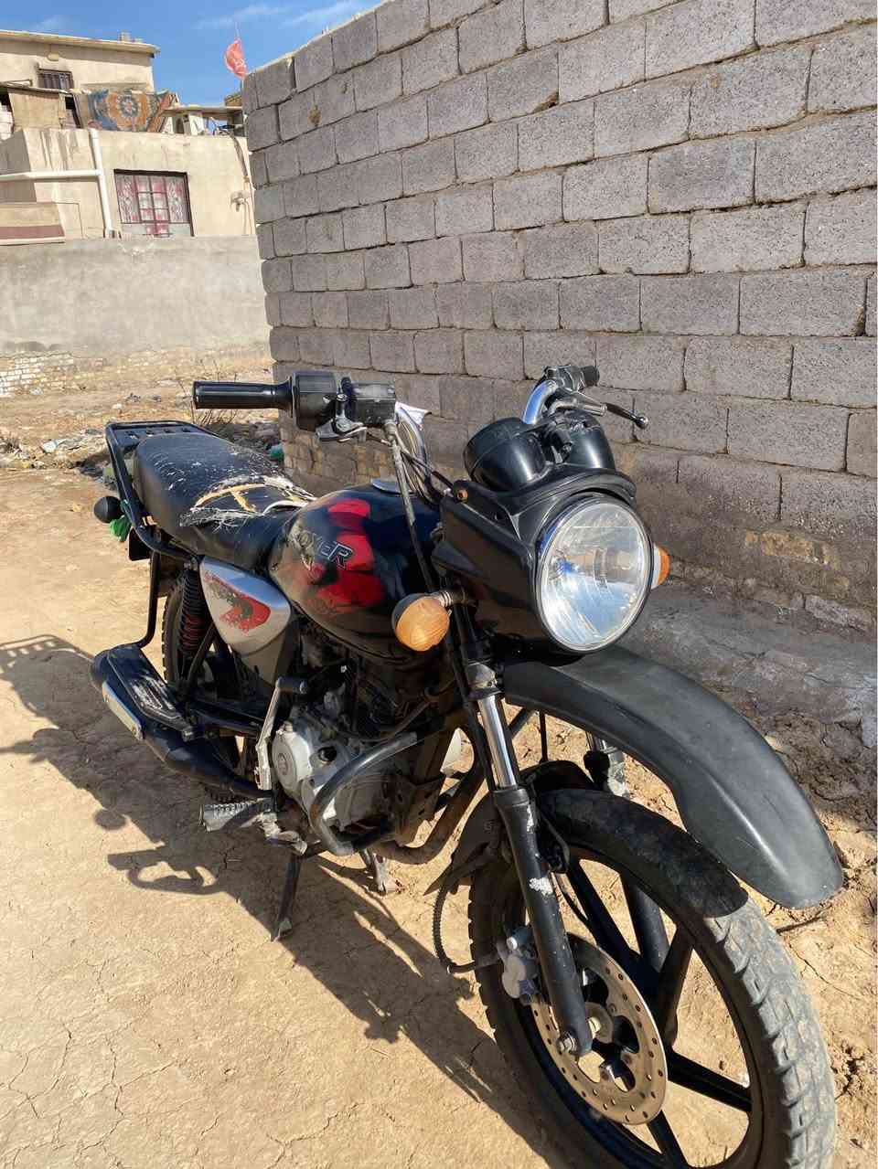 سلام عليكم دراجه بوكسر 22 كلك 
دراجه نضيفه وحلوه بس دراجه دخن مستحقه تجفيت 
مكاني شطره طريق العمار 
سعر 590قفل 
مامتواجد خاص شراي تصل *********** الشطره, ذي قار
