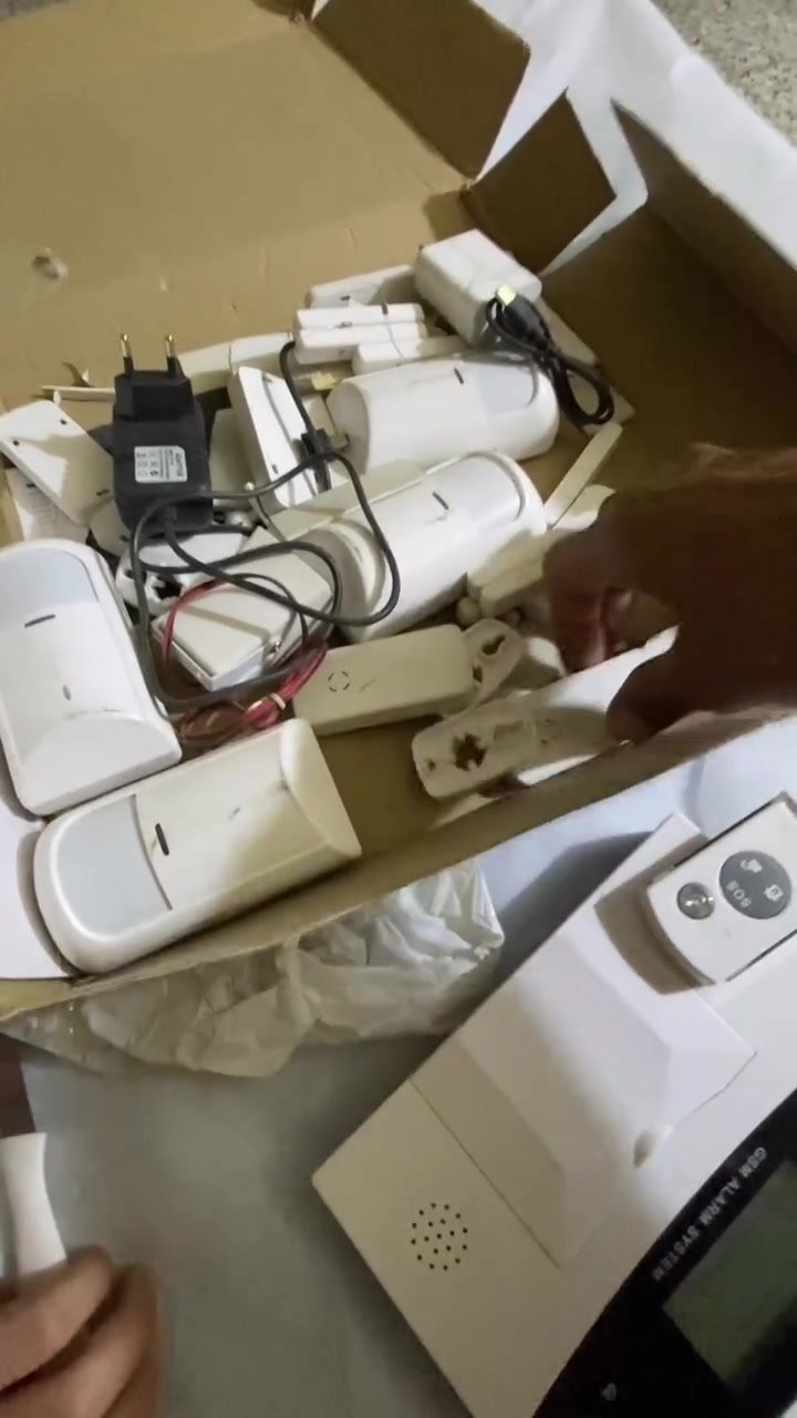 جهاز انذار حرائق ة باستخدام الذكاء الاصطناعي    +3                  هذا هو نظام إنذار أمني منزلي يعمل بتقنية GSM ويحتوي على لوحة رئيسية مع شاشة LCD.إليك أبرز تفاصيل هذا النظام:الاتصال والتحكم: يعمل النظام باستخدام بطاقة SIM لإرسال تنبيهات عبر الرسائل النصية القصيرة (SMS) أو إجراء مكالمات هاتفية عند اكتشاف أي اختراق.المكونات: تتضمن المجموعة عادةً لوحة تحكم رئيسية، مستشعرات حركة (PIR)، ومستشعرات للأبواب والنوافذ، بالإضافة إلى أجهزة تحكم عن بعد.الميزات الذكية: يدعم النظام ميزات مثل إعداد مناطق دفاع متعددة (سلكية ولاسلكية) وجدولة أوقات التسليح ونزع السلاح تلقائيًا.


**إذا كنت صاحب هذا الإعلان وتريد حذفه لأي سبب، رجاءا أرسل رسالة إلى الدعم الفني**