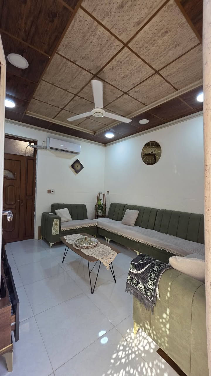 الدار للبيع 
الموقع الموصل حي المحاربين خلف جامع ذياب العراقي 
المساحة ١٣٠ متر واجهة ٨ متر 
البناء 
يحتوي الطابق الاول على مطبخ واستقبال وصاله وغرفتين نوم وحمام وتواليت 
الطابق الثاني يحتوي على غرف نوم 
السعر ١٣٥ مليون 
للاستفسار الاتصال على الرقم ***********
او التواصل على الخاص 
مكتب نون لتجارة العقارات الكائن في حي المصارف مقابل مسبح الابراج قرب مطعم قصر السلطان 
اوقات الاتصال من الساعة العاشرة صباحا وحتى الساعة الساعة مساء
