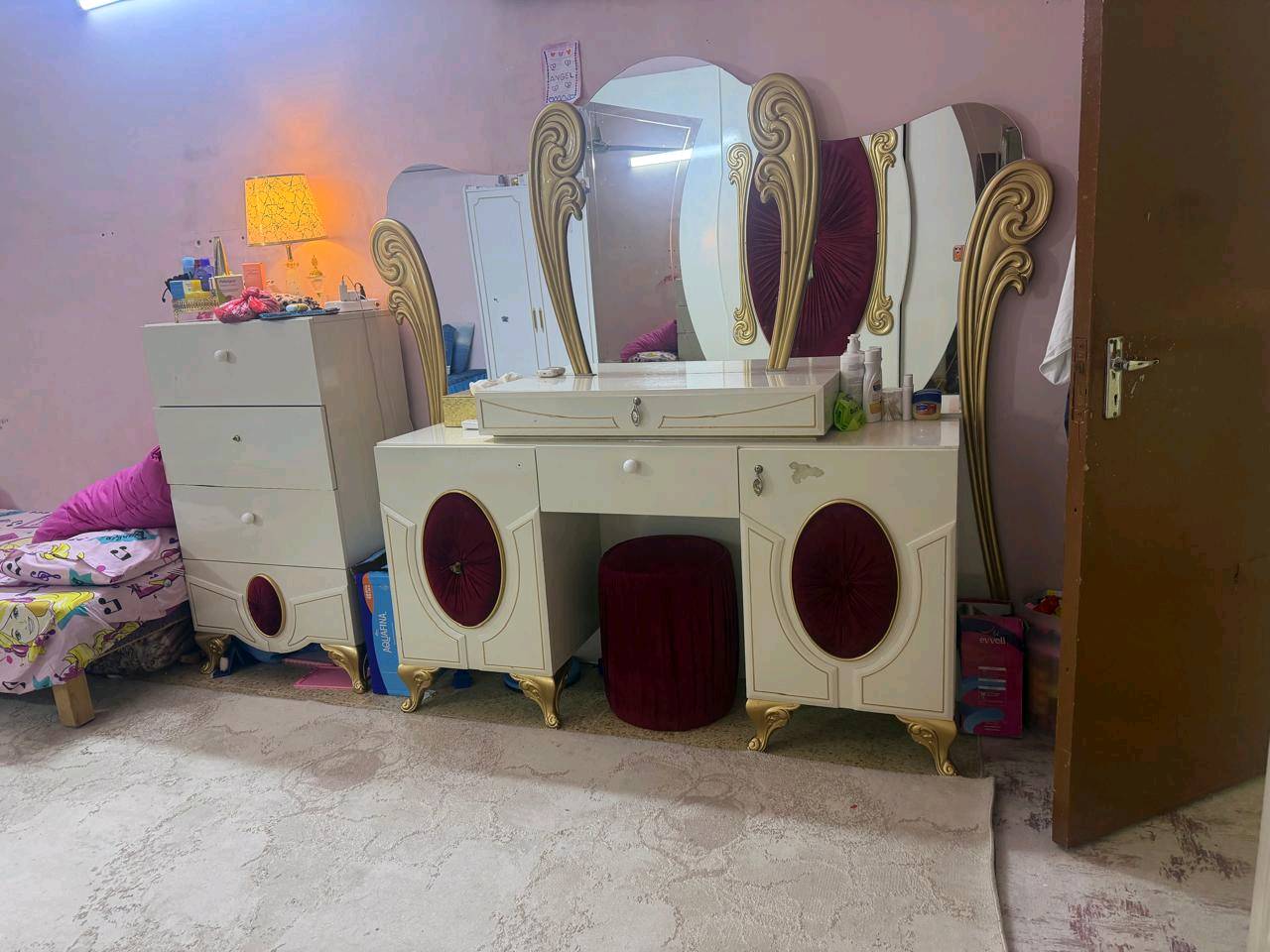 
ما هو نوع الخشب المستخدم في التصنيع؟: 
تركي
أين يقع الغرض بالضبط لسهولة التوصيل؟: 
حي تونس
هل بإمكانك توفير خدمة النقل؟: 
لا
هل هناك أي آثار استعمال أو أضرار في القطع؟: 
قليل جدا ..ضهر الجربايه موجود