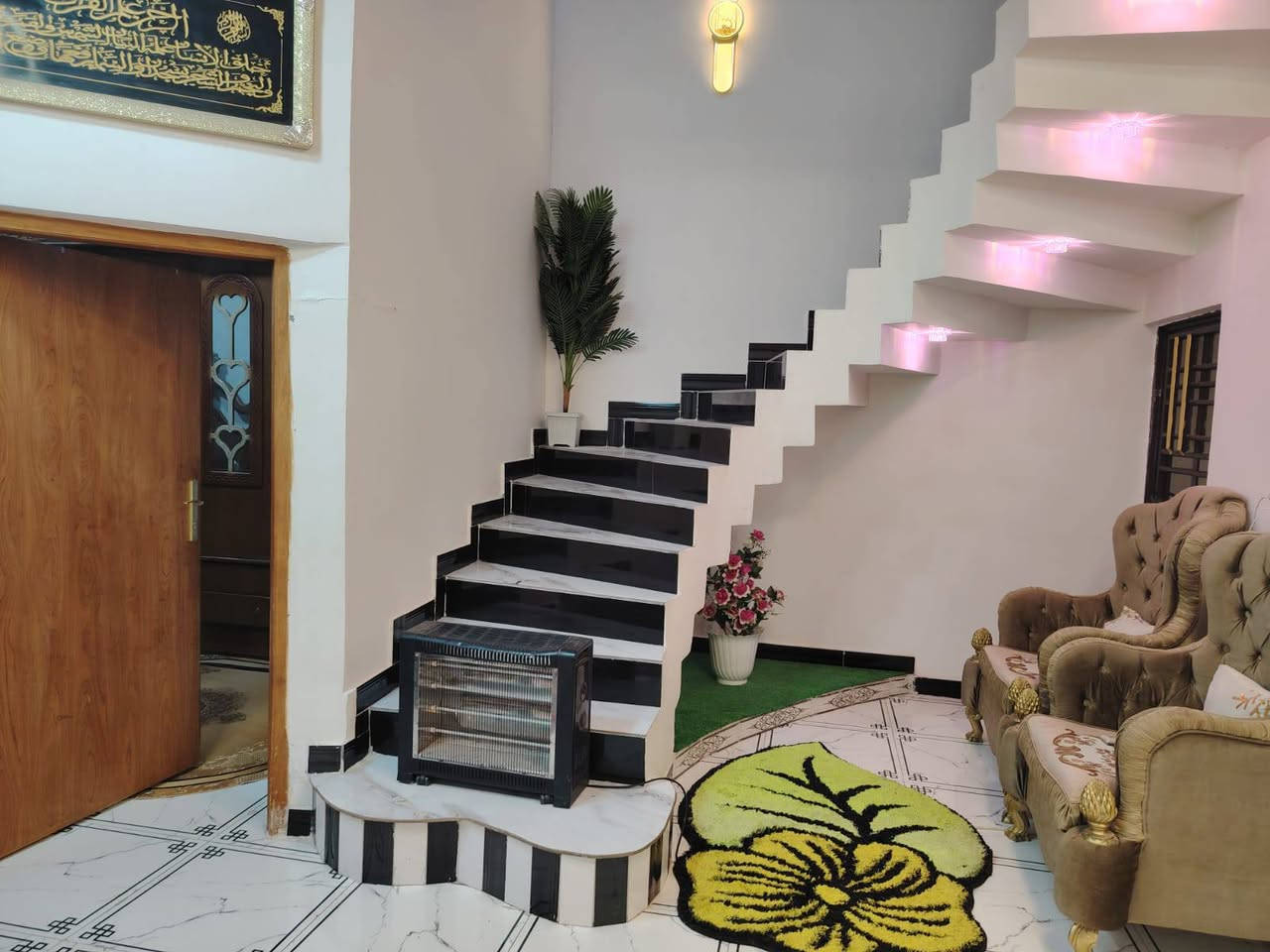 150 متر بي ورا البيت حديقه صغيره و مطبخ حراري ع طول البيت 13 طول العرظ مترتين و نص
سعر 67 بي مجال قليل
شارع الملعب كله تبليط قرب مدارس صقر روضه يمي مستوصف مدارس ابتدائي ومتوسط وثانوي للا ستفسار تواصلو معنا عبر الواتساب  ***********
