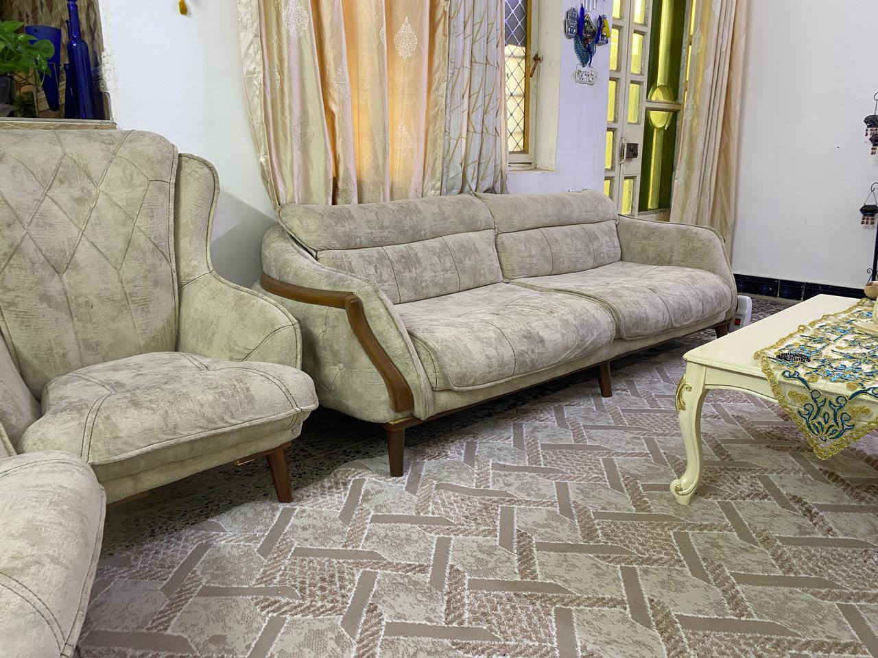 السلام عليكم تخم تركي ١٠ مقاعد للبيع 
✨ نظام سرير ✨ هيكل فريم خشب ✨
نظافة 90 % بيه ضرر بسيط بالقماش مال مقعد قنفة وحدة فقط
السعر : ٥٠٠ الف وبيه مجال بسيط
المكان : بغداد  - الغزالية


**إذا كنت صاحب هذا الإعلان وتريد حذفه لأي سبب، رجاءا أرسل رسالة إلى الدعم الفني**