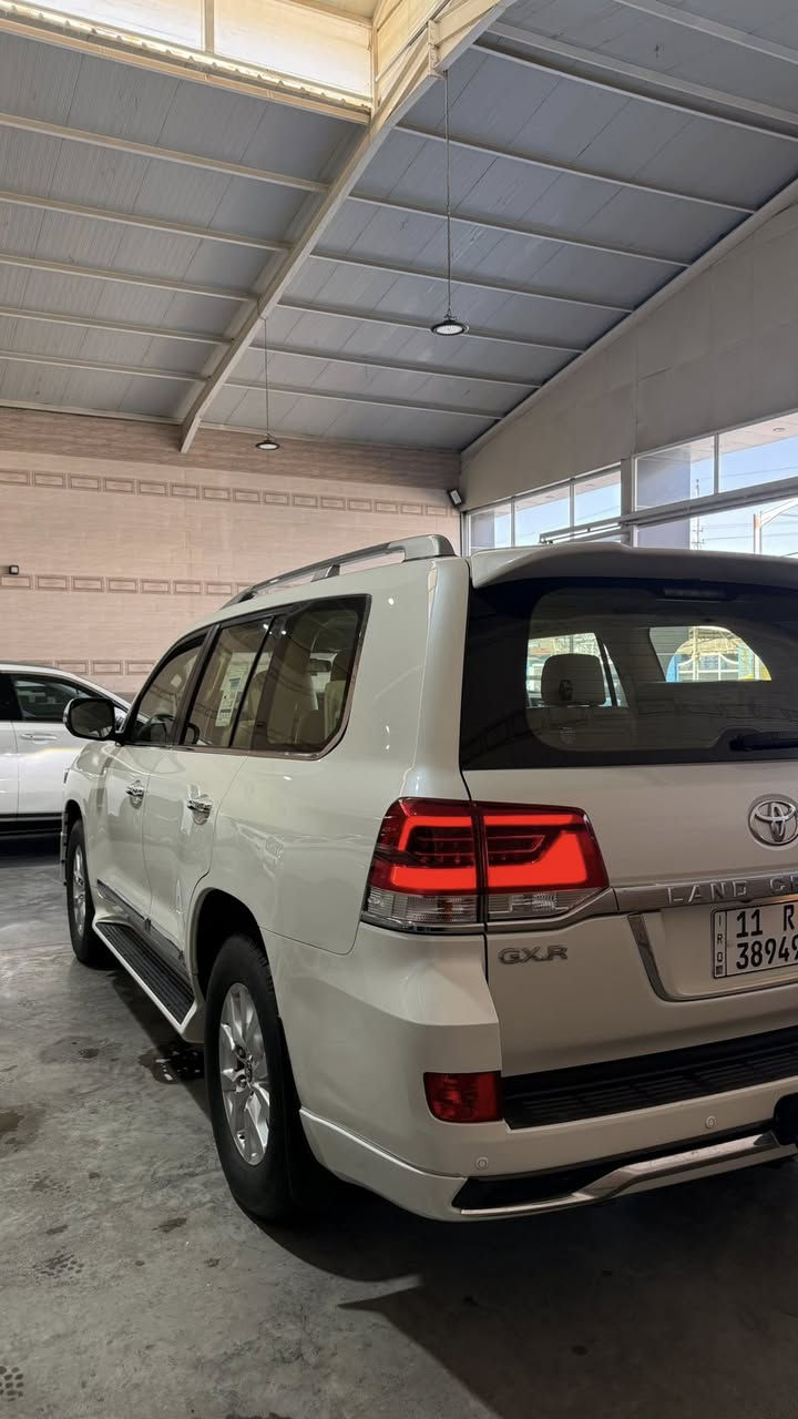 السلام عليكم 
لاندكروز 2017 بريم اصل 
ماشية 92 الف حقيقي 
السيارة جديدة جداً 
كراسي كهرباء 
فتحة سقف 
شاشة 
DVD 
لايت LED 
بك لايت LED 
دبل ماوس 
تحكمات ستيرن 
حساسات امامي خلفي 
مري شفط 
ثلاجة وسطية 
6 سلندر 

السعر : 47,500 الف دولار وبيها مجال 

***********
