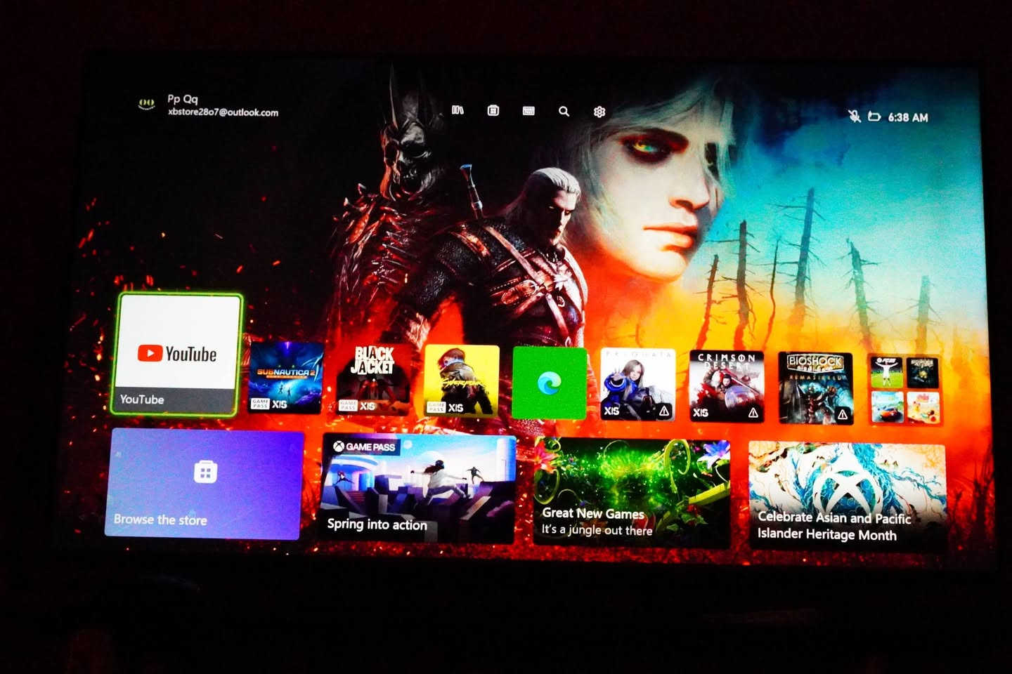 السلام عليكم شباب..
للبيع بكج Xbox Series X كامل ومجهز من كلشي، تاخذه وتكعد تلعب كبل بدون ما تصرف عليه دينار إضافي. البكج يتضمن:
​🎮 جهاز اكسبوكس سيريس اكس (نظيف جداً ومثل ما تشوفون بالصور).
🎮 يدات تحكم عدد 2 (وحدة سودة أصلية والثانية بيضة).
🔋 شاحنة بطاريات مال يدات (حتى تخلص من دوخة الباتريات العادية وتصرف).
🌐 حساب كيم باس (Game Pass) شغال بي أكثر من شهر.
👤 حسابي الأساسي.
👾 حسابات مشتركة مشتريها من متجر حسين عيسى، مليانة ألعاب دسمة (Cyberpunk، Elden Ring، Resident Evil Village، Baldur's Gate 3، وغيرها كومة ألعاب.. تكدرون تشوفون المكتبة بالصور المرفقة).
⚡ جهاز يو بي اس (UPS 1500VA): (للامانة شباب، الباتري مالته حالياً مو تمام، يمشيك تقريباً دقيقة وحدة بعد ما تطفا الكهرباء، بس حتى تلحك تطفي الاكسبوكس بأمان).
​💰 السعر: 650 ألف دينار عراقي (قفل غير قابل للتفاوض، رجاءً بدون إحراج السعر كلش مناسب ويه كل هاي الملحقات والألعاب).
📍 المكان: بغداد.
​📞 للتواصل: *********** (اتصال أو واتساب).
