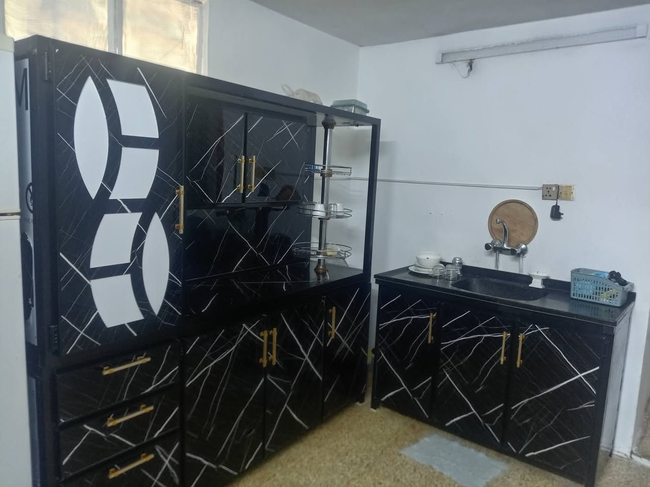 سبلت ٣ طنون و سدس و كونتر جديد و ثلاجه انطيني سعر عجبني ابيعك و هذا رقمي ***********

