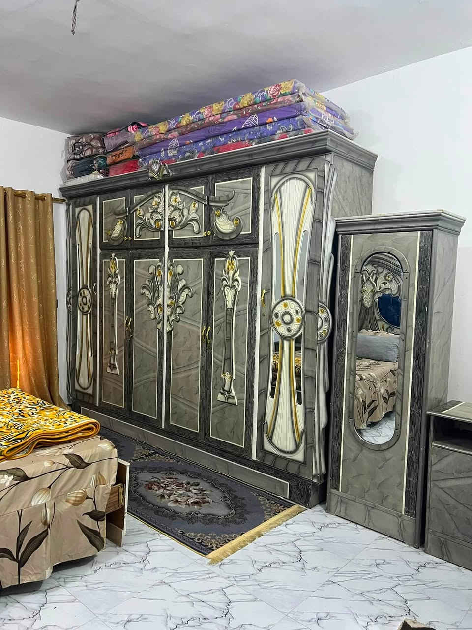 السلام عليكم غرفه الشغل عراقي بس شكلها تركي غرفه حلوه ما مستخدمة هواي 6قطع 
رايدها ب٩٠٠وبيها مجال
رقمي***********
