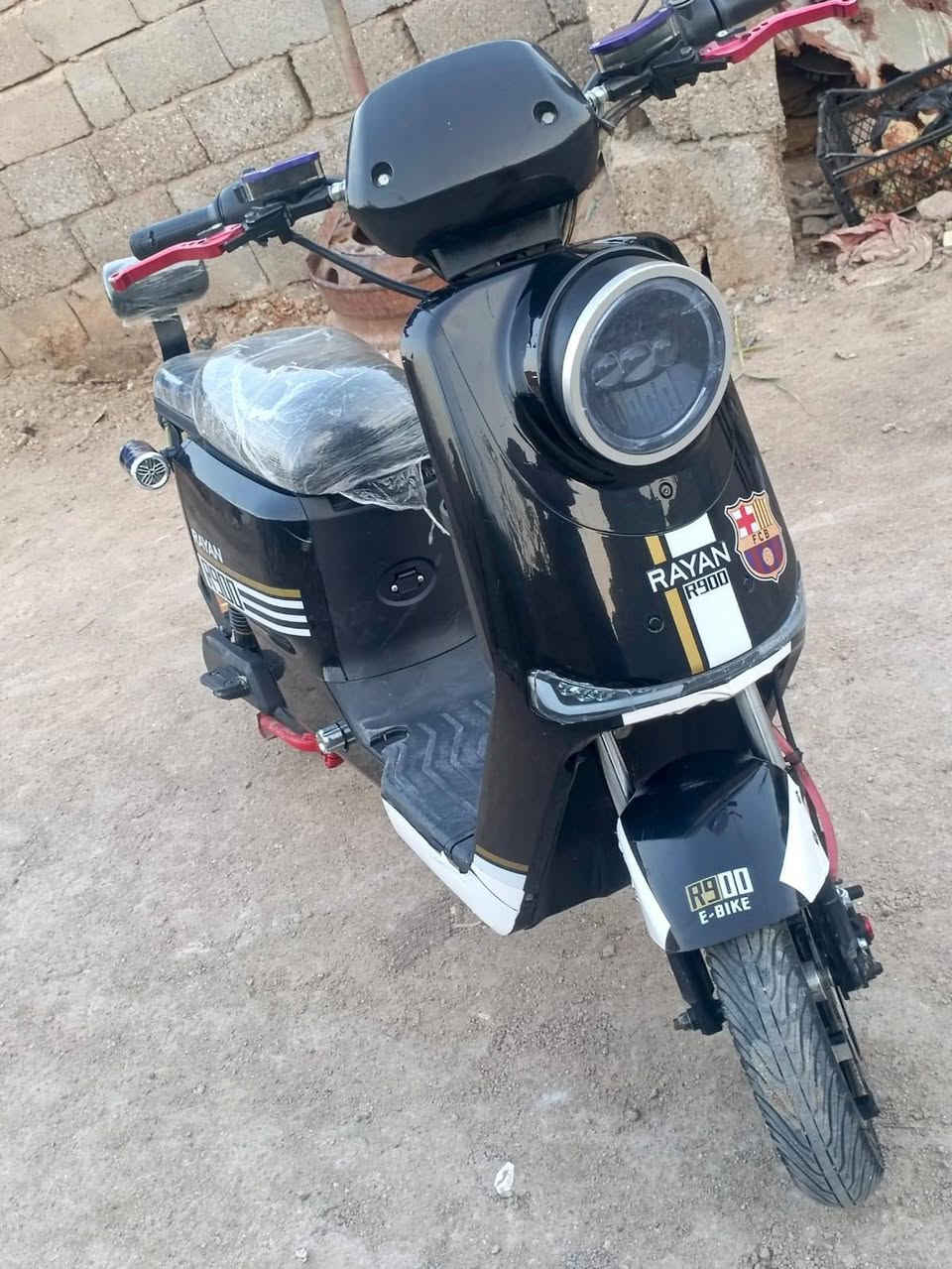 السلام عليكم شباب دراجه شحن للبيع
اسمه R900

 الشركه ريان  من محمد الوكيل 

الدراجه بعدهي زيرو ماشيه قليل

بطاريات خمسه دبل كبار  26 امبير نوعهن ريان اصليات 

دراجه مزود عليه ستان صفح ويدات وعنبار رياضيات 

وكلوب بومه ولايت خلفي احتياط 

الدراجه تمشي 90 شرط عداد حقيقي

بيه رباعيه ونضام البارك وقوف وبيه بك ويجي وياه سويجات اثنين وبصمات اثنين 
الدراجه احلى من الصور والبطاريات شرط الفحص
المكان بصره شط العرب تنومه 
الرقم ***********
السعر 520  وبيه مجال حك الجيه

