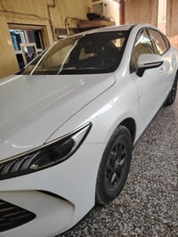 بي واي دي بعدهة ممرقم ماشية ١٨٠٠ يعني زيرو ١٨ و ٢٠٠ مجال بصيط لان من ا...