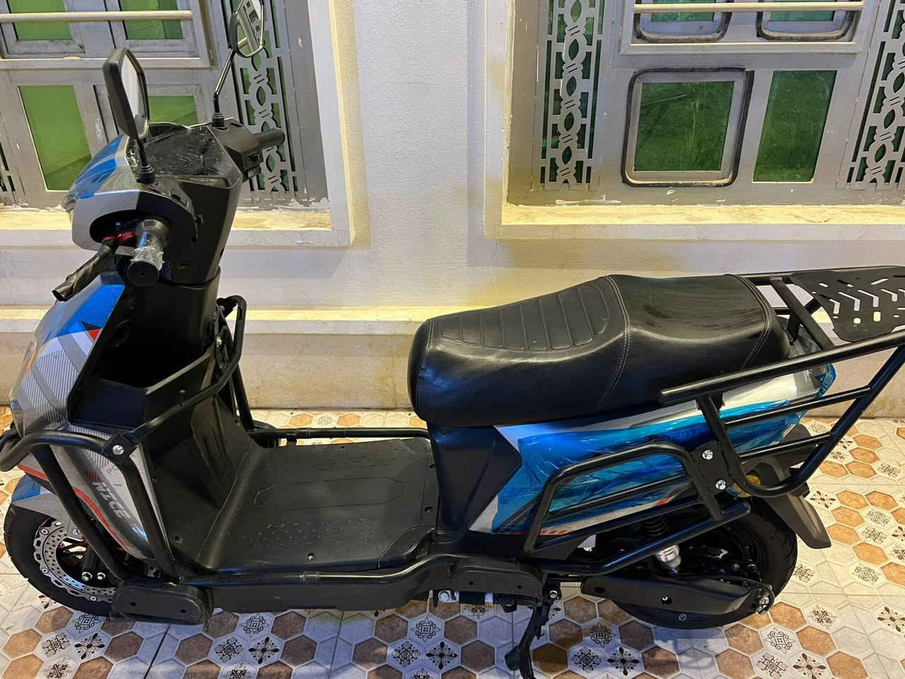 السلام عليكم 
للبيع دراجه شحن (شبح)شركة الماسة موديل ٢٠٢٥ ست بطاريات ٣٢آمبير بطاريات كلهم فووول وعالفحص دراجه مستخدمه اقل الشهرين فول مواصفات تحكم أربع سرعات قفل سرعه نضام Rرجوع للخلف لايت زنون عالي ناصي عدسات اشاير امامي خلفي لد يدات بريك رياضي سويجات ثنين كرتات ثنين بصمات ثنين سرعه ٩٩حقيقيه منفذ شحن usp السعر ٦٥٠بيها مجال بسيط مكان داخل رمادي  للاستفسار ***********متواجد واتساب
