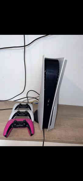 السلام عليكم بلي فايف فات امريكي نضيف جدا للبيت وبي حساب العاب fifa25  و fifa26 و elden ring و elden ring night  و dragon boll الجديده و  black mith  wukongمال قروده الجديده   مكاني بوابة الكاظمية  سعر البلي ٥٠٠ قفله والحساب ١٥٠ للاستفسار خاص او ***********
