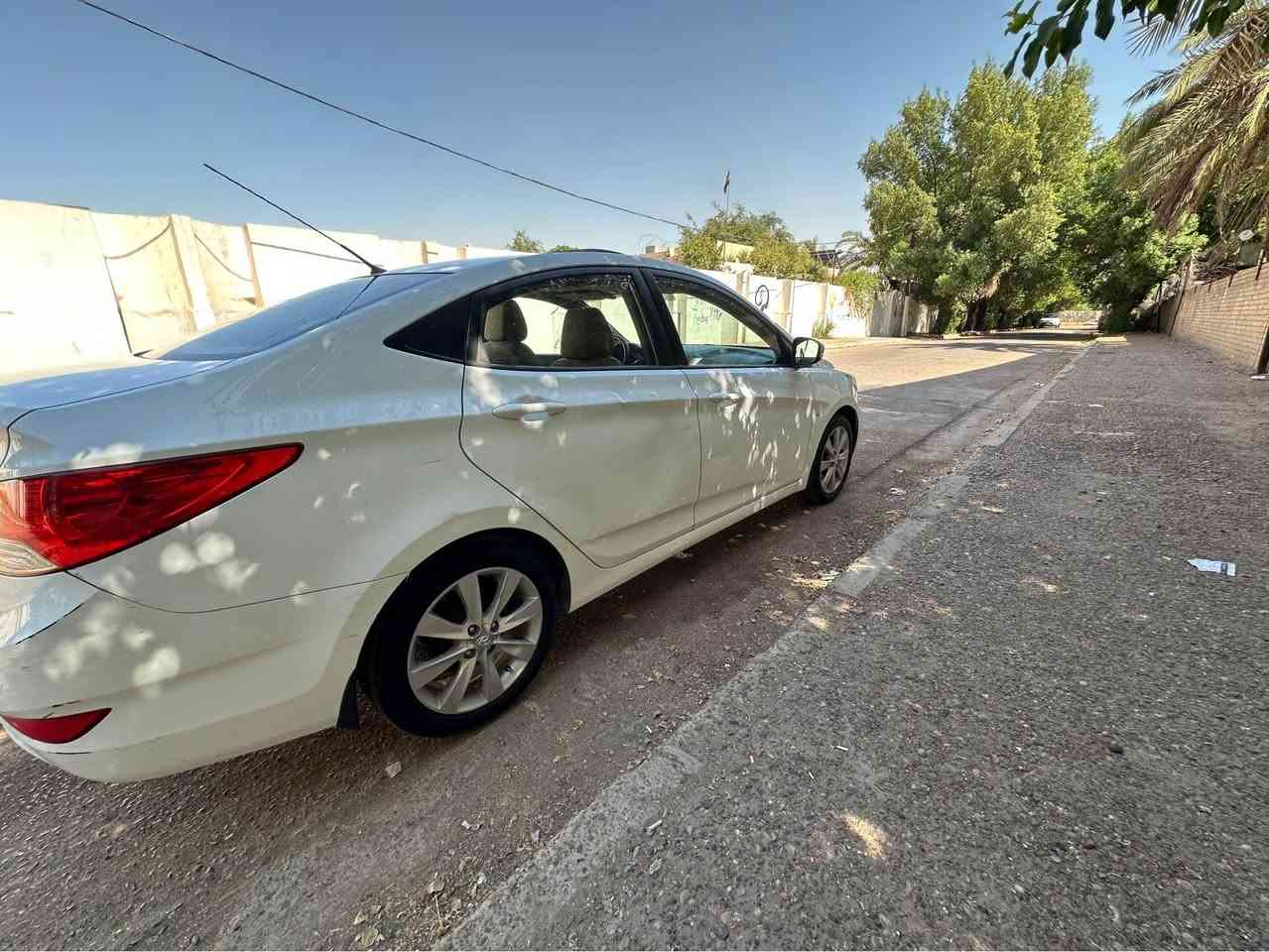 للبيع اكسنت خليجي بلو 2012 فول مواصفات 
محرك 1600 دوش 
ماشية 99400 
كير + محرك بلادي 
تبريد ممتاز 
بيه تعديل بدايه الحاملغ الأمامي الأيمن والأيسر كلش قليل 
باب خلف السائق بيهه طعجة 
باقي السياره تمام 
السعر 92 ورقة وبيه مجال 
للاستفسار الاتصال : *********** بغداد, العراق
