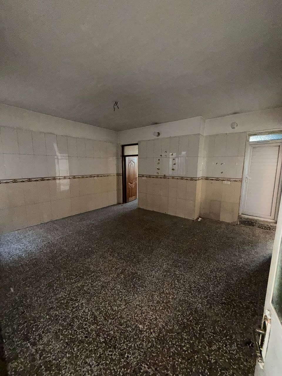 شقه للاجار الشعب شارع عدن قرب مطعم حجي عادل

غرفتين نوم مع صاله وخدمات مع مطبخ معزول 

الشقه طابق ثاني ٣٥٠ السعر 

معروضه بمكتب الكناني ***********
