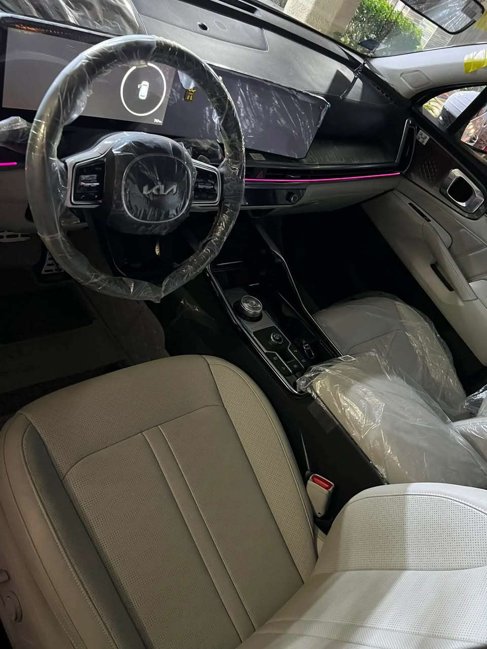 للبيع: كيا سورينتو 2025 (زيرو)
🚗 المواصفات:

* الممشى: 800 كم فقط
* المحرك: 6 سلندر
* تابعة للدولية العراقية
* ضمان 5 سنوات
* 3 تبديلات دهن مجانية
* السيارة شرط الفحص، والفول معروف.

1. مقاعد جلد مع تحكم كهربائي للسائق والراكب الأمامي.
2. تشغيل عن بُعد مع نظام الدخول والتشغيل بالبصمة (أمام وخلف).
3. حساسات ورادارات أمامية وخلفية (12 حساسًا).
4. جنوط (ويلات) قياس 20 إنش.
5. دواسات جانبية للصعود.
6. شاشة معلومات وترفيه (Data Show) تدعم Apple CarPlay وAndroid Auto.
7. شاحن لاسلكي للهاتف.
8. نظام ترحيب عند الاقتراب من السيارة.
9. جميع النوافذ أوتو مع التحكم بالفتح والإغلاق من الريموت.
10. مرايا جانبية طي كهربائي مع باب خلفي (جنطة) كهربائي.
11. مصابيح LED.
12. أربعة أوضاع قيادة.
13. فرامل إلكترونية (زر) مع Auto Hold.
14. مثبت سرعة.
15. إضاءة داخلية محيطية بـ 34 لونًا.
16. ناقل حركة إلكتروني (Gear Mouse).

📞 للاستفسار:***********
