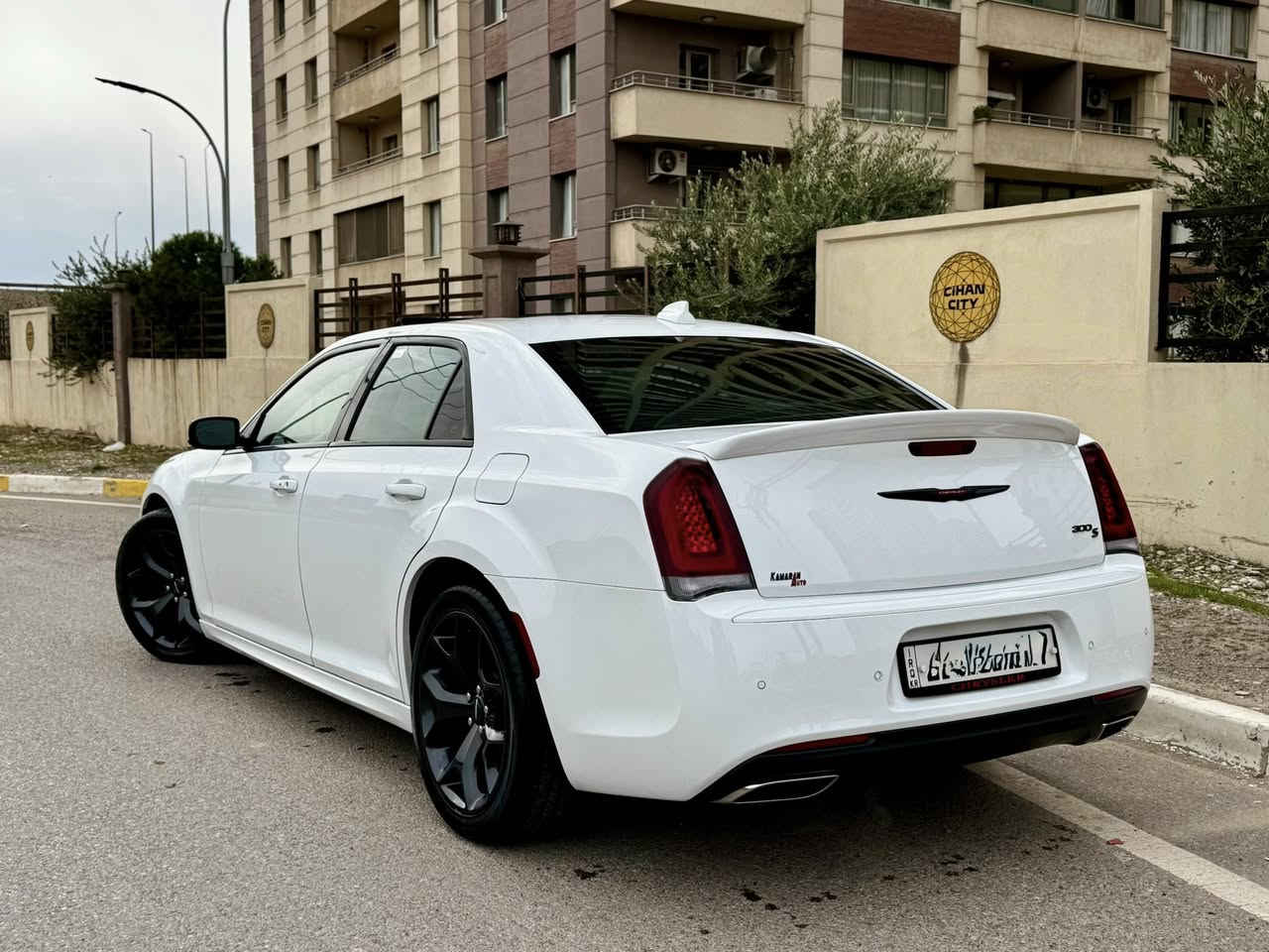 كرايسلر 300s 2021 رقم سليمانى..
وارد كندي ماشية 43ميل .. .
سيارة فول مواصفات معروفة ..
مكفولة كفالة عامه عدا شبر pdr .. 
سيارة جديدة بمعني كلمه جاهز من كلشي
مكان سيارة اربيل ..
***********
