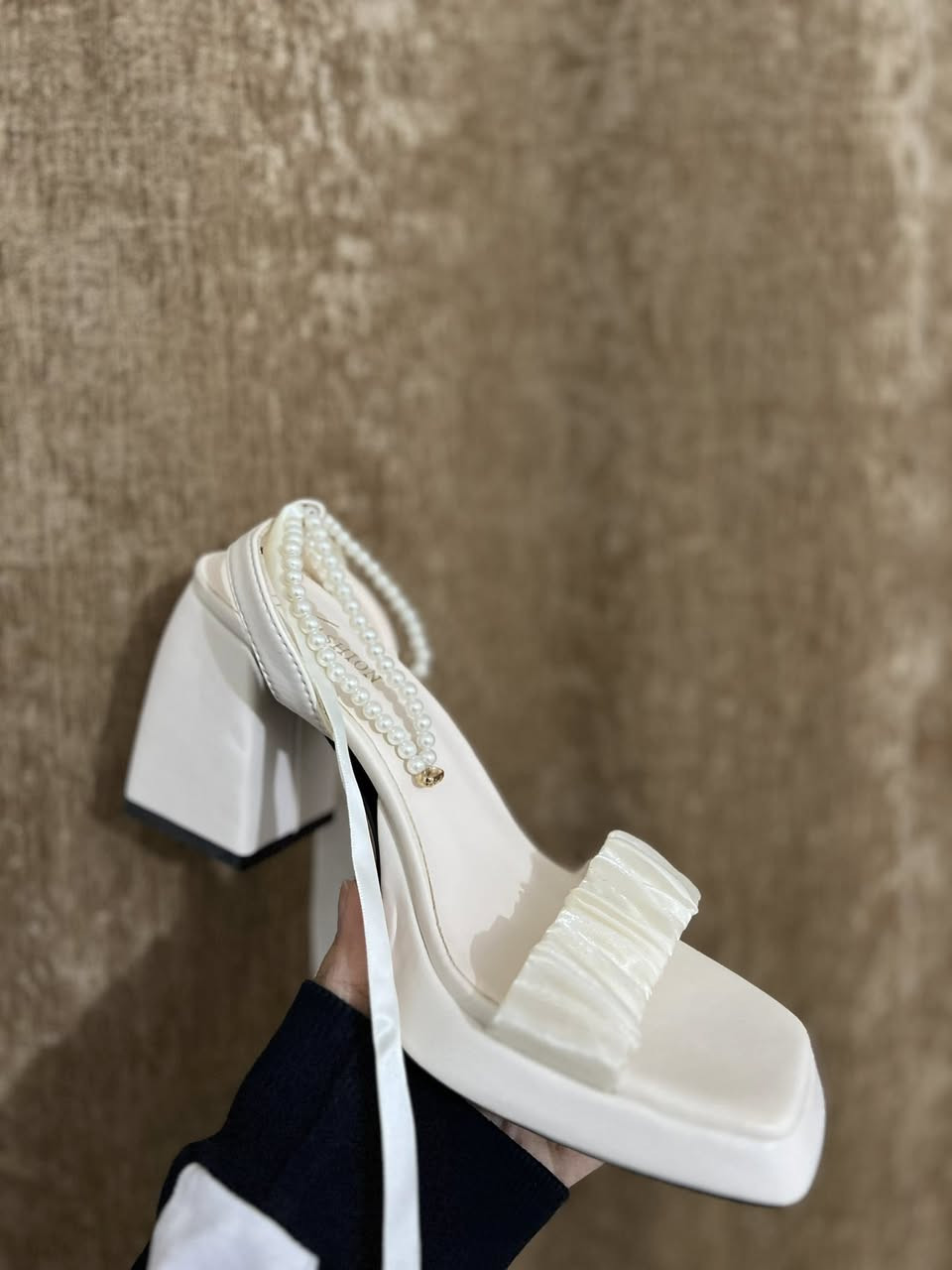 حذاء عرايس يجنن بالبس بنات دزيته توصيل وطلعو جايبيلي غير قياس  يلبس 39/40 اشتريته ب30 اريده ب20


**إذا كنت صاحب هذا الإعلان وتريد حذفه لأي سبب، رجاءا أرسل رسالة إلى الدعم الفني**