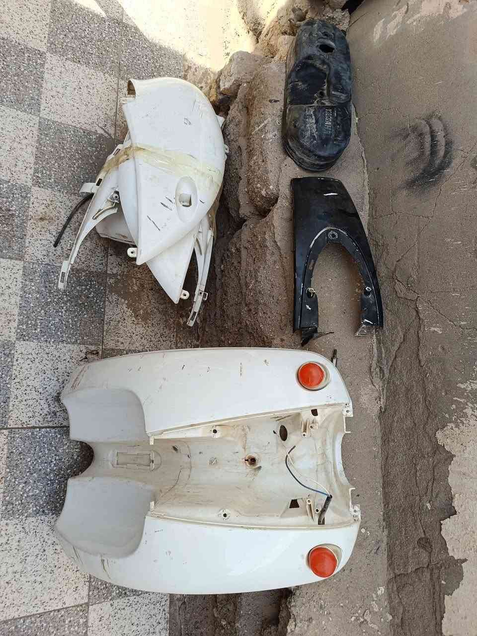 السلام عليكم دراجه مصريه شغاله شغل وطلع توني مجفتها وكابريتر بيها اصليه  ضفيرتها كامله توايرها جدد بريكات اماميه وخلفيه يشتغلن كفراتها كامله فقط نقص بس اللايت ماموجود ابيع كوم حديد سعرها 80 الف وبها مجال قليل روح بيها وين ماجان 
مكاني ناصريه مركز ***********
