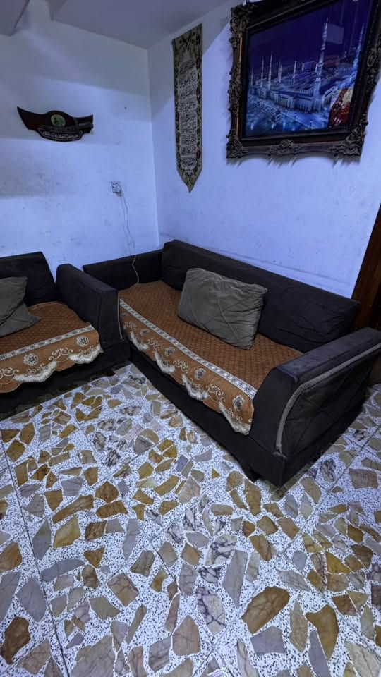 قنفة ثلاثية ورباعية تتحول الى سرير تركي 5 مقاعد وكرسي عدد 2 مقعد 110 الف عنوان بغداد مقابل مرور الطوبجي ***********
