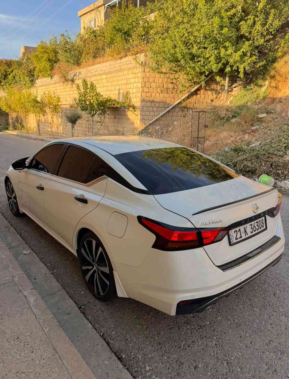 نیسان ئالتیما مۆدیل ٢٠٢٢ مواسەفات SR 
کوشن جلد - بەسمە و سەغال- رادار پێش و پشت - ئۆتۆ ستۆپ پێش و دوا - ئاوێنە رادار و هیتەر - 
بۆیاغ: چاملغ و بۆنید بێ ناو
دوو جێگای بچوکی تحدیل وە نەرمە تەزرەیەکی هەیە بە چاو دیار نیە - پەرەشوت تەنها سوکان سیستەم
رەقەم و سەنەوی تاکو ٢٠٢٨ نوێیە تعویل بەشەرت 
٥٠ مایل رۆشتووە شتێکی زۆر پاک و جائیزە بۆ رێک کەوتن و زانیاری زیاتر :
*********** Singapore
