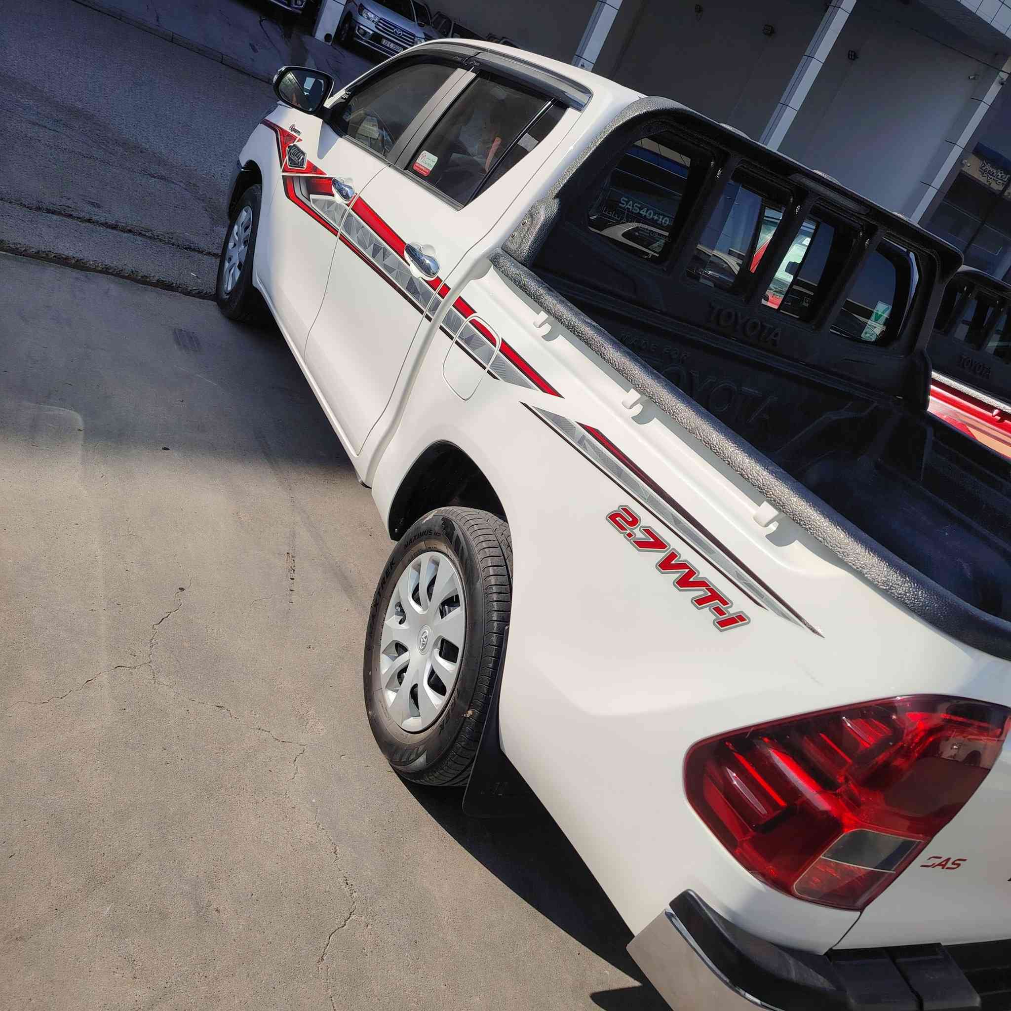 ٢٠٢٣ مكفوله من كل شي بيها ملاحضه بلباب الخلفي  رقم أربيل سياره جديده وضع شركه ماشيه ٦٠  السعر ٢٤٥ وبها مجال *********** كير عادي
