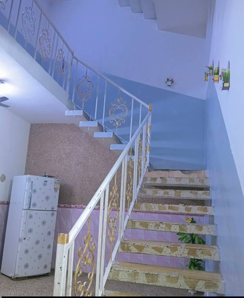 سلام عليكم بيت لبيع المساحة ١٥٠ الواجهة سبعة ونص نزال ٢٠الطابق الرضي استقبال ومطبخ وصاله وغرفتين + منورين الطابق الثاني ٤ غرف + صحيات المكان ام الكبر والغزلان لاتصال ***********
