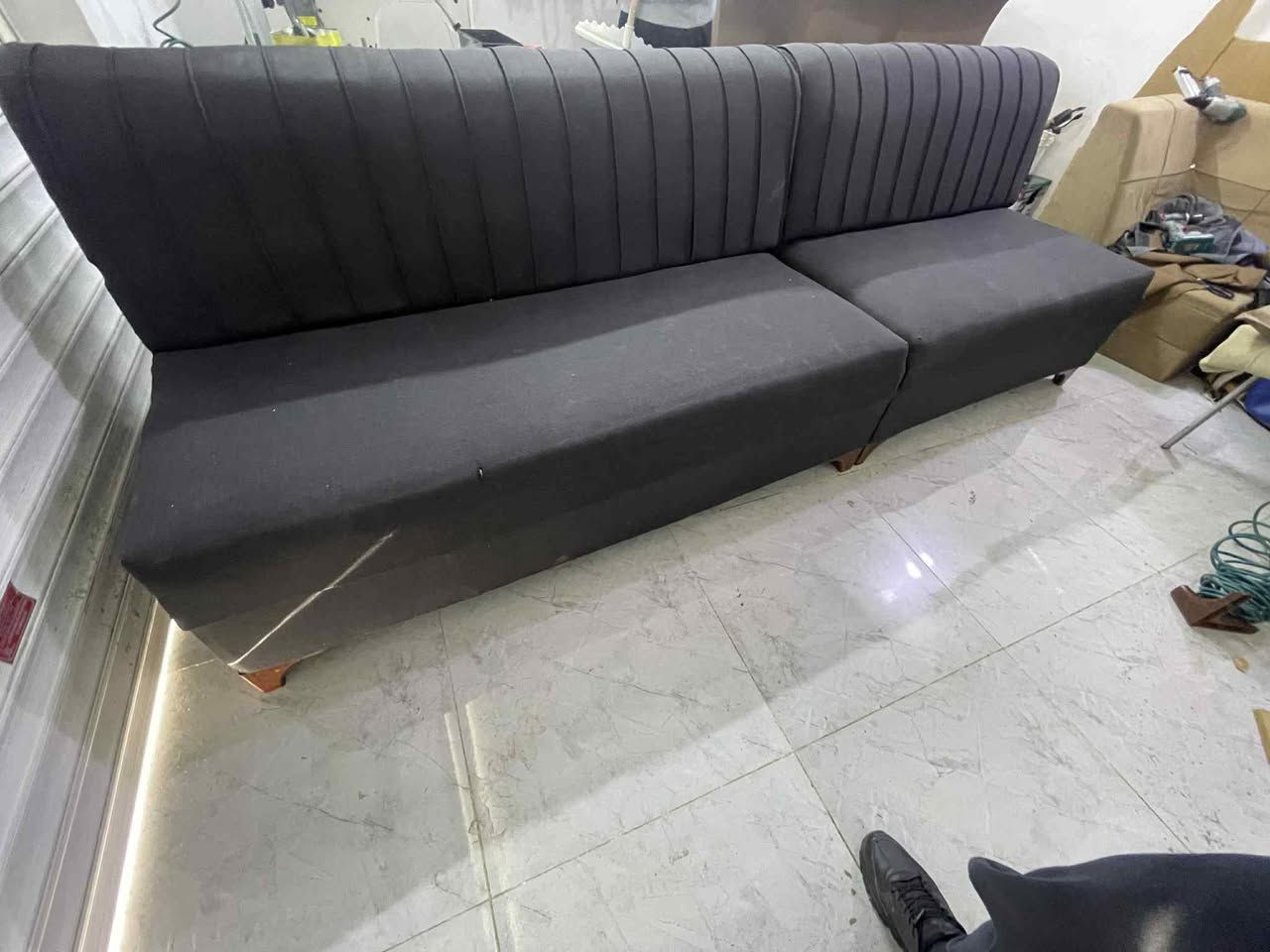 فرۆشتنی خێرا و بە  پەلە دوو تاک قەنەفە بۆ فرۆشتن
قفلی ٤٥ هەزارە هیچ عەیبی نییە بۆ باخ و ئەو شوێنانە
یسفەنجی هیچ عەیبی نییە 
پارەی ٢ کورسی نییە
قفلی ٤٥ هەزارە. رەحمەتت لێبێت فلسی کەمی نییە
دوو متر و حەفتا سانتیمە
هاتی بێ باری بکە چونکە بێ عەیبە
ماڵ بۆ کەس دانانەم
***********
