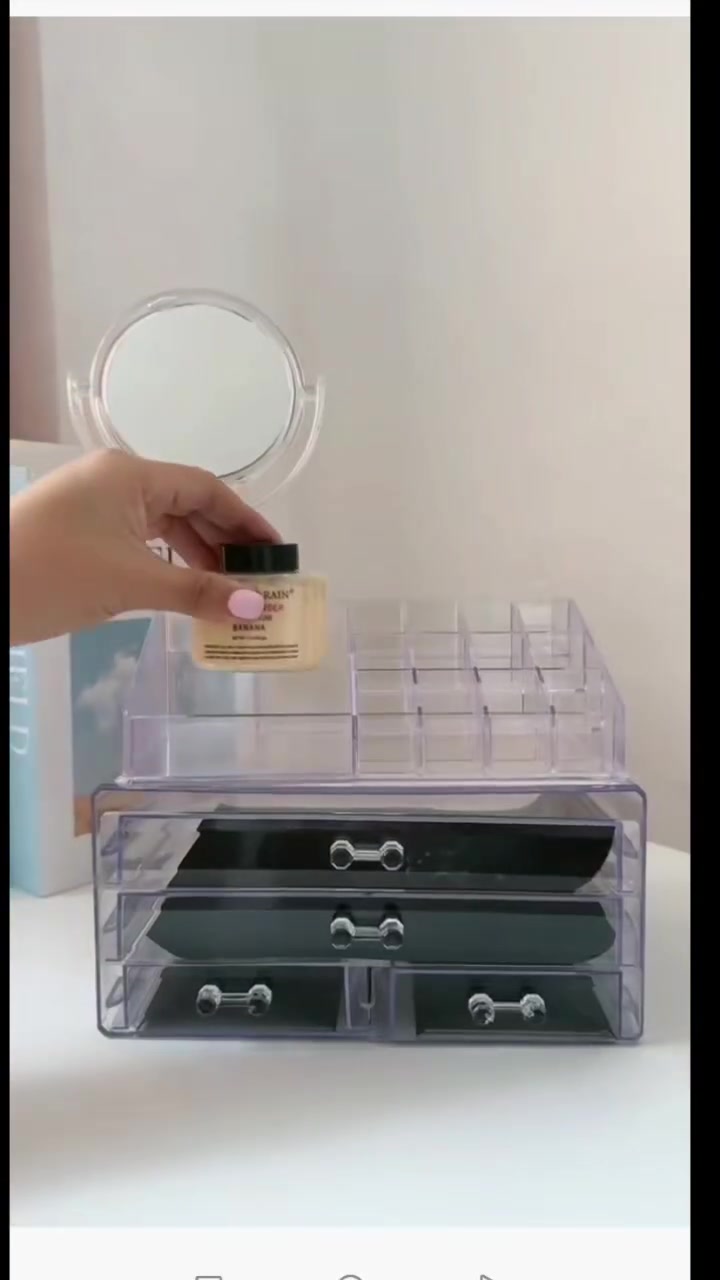 ✨ رتّبي مكياجچ بأناقة وسهولة مع حافظة المكياج الشفافة المميزة 💄
🪞 مزودة بمرآة دوارة تساعدچ بالمكياج بكل راحة وين ما تكونين.
📦 تحتوي على 4 أدراج واسعة + تقسيم علوي مرتب لحفظ الفرش، الحمر، والإكسسوارات.
👌 تصميم شفاف وفخم يضيف لمسة مرتبة وناعمة لغرفتچ.
💍 عملية جداً للاستخدام اليومي وتصلح هدية راقية للبنات ومحبات التجميل.
🧼 خفيفة الوزن وسهلة التنظيف حتى تبقى مرتبة وجميلة طول الوقت.
🎁 كل أدواتچ بمكان واحد… ترتيب، أناقة، وسهولة بنفس الوقت ✨
يوجد خدمة توصيل داخل بلد


**إذا كنت صاحب هذا الإعلان وتريد حذفه لأي سبب، رجاءا أرسل رسالة إلى الدعم الفني**