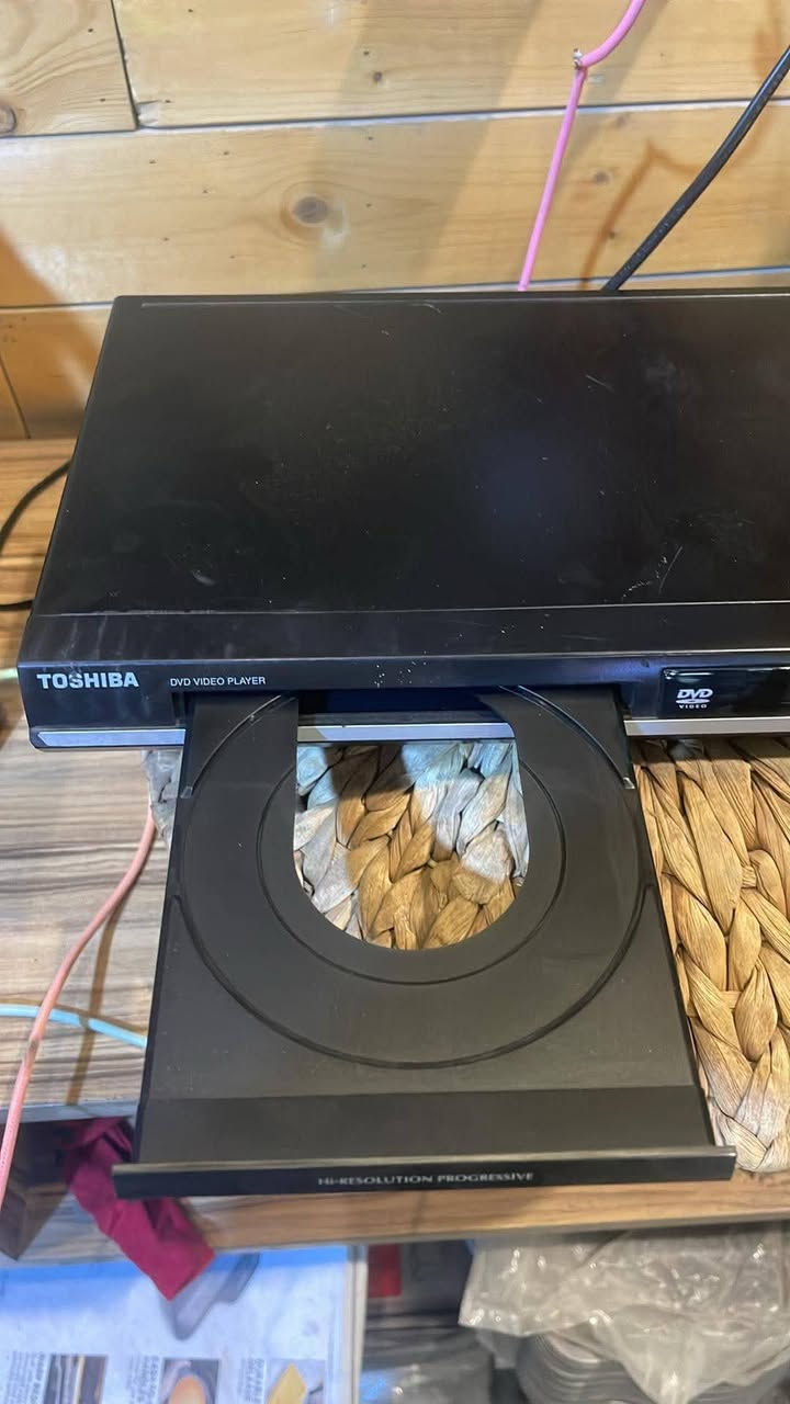 مشغل الأقراص Toshiba DVD Player Model: SD-680KYس : DVD، DVD-R/W، DVD+R/W.الصيغ المدعومة: يشغل ملفات الوسائط الرقمية مثل MP3، JPEG للصور، وملفات الفيديو المضغوطة DivX.نظام الصورة (Video): متوافق مع نظامي PAL و NTSC مع ميزة المسح التدريجي (Progressive Scan) لتحسين جودة عرض الفيديو.الصوت: مزود بمخرج صوت رقمي محوري (Digital Coaxial Audio Output


**إذا كنت صاحب هذا الإعلان وتريد حذفه لأي سبب، رجاءا أرسل رسالة إلى الدعم الفني**