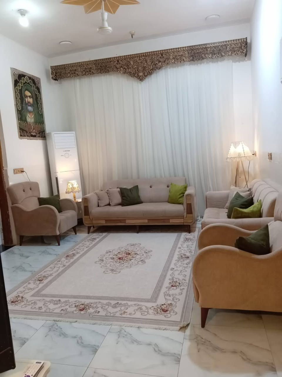 بيت للبيع 200 متر مربع طابق اول   في شارع الشيرازي.        بالاضافه إلى البناء كما موضح في الصور يحتوي البيت على محل واجهه 5 متر   ونزال 10 متر
  
للأستفسار ***********
