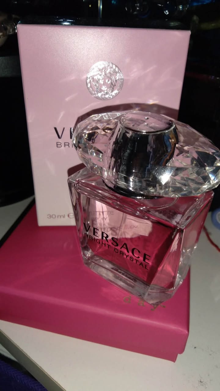 عطر فيرزاتشي برايت كريستال ✨🌸
 • عطر نسائي ناعم يجمع بين الأزهار، المسك، والعنبر لجاذبية تدوم طويلًا.
 • مكوناته الفواحة مثل زهور الرمان واللوتس تمنحك لمسة أنثوية مميزة.
 • مزيج فريد يوازن بين برودة الشتاء ودفء الصيف ليكون مثاليًا لكل الأوقات.

#عطر_نسائي #فيرزاتشي #برايت_كريستال #أناقة #جاذبية #ثبات_عالي #رائحة_فاخرة #أنوثة #عطور #لمسة_ناعمة


**إذا كنت صاحب هذا الإعلان وتريد حذفه لأي سبب، رجاءا أرسل رسالة إلى الدعم الفني**