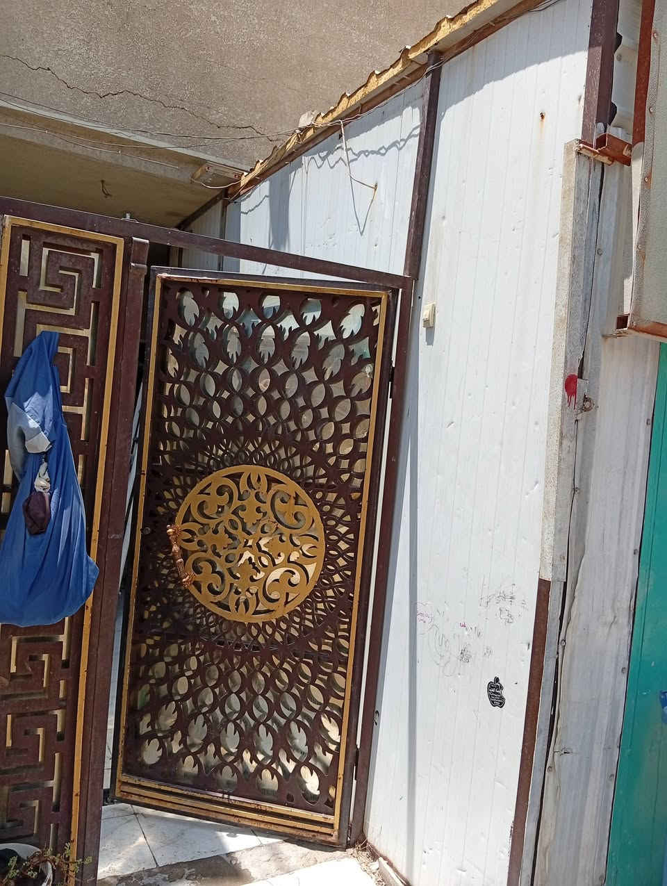 محل للبيع اوسندويش 9قطع مع باب دفتري حديد
بغداد البلديات 
***********0 ابو يحيى
